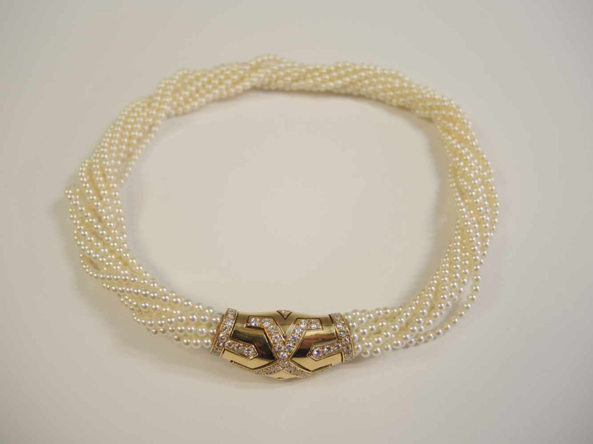 Cartier, PerlcollierMit Gelbgold-Diamant-Schloss, Diamantbesatz von ca. 2 ct. Feine Juweliersarbeit,