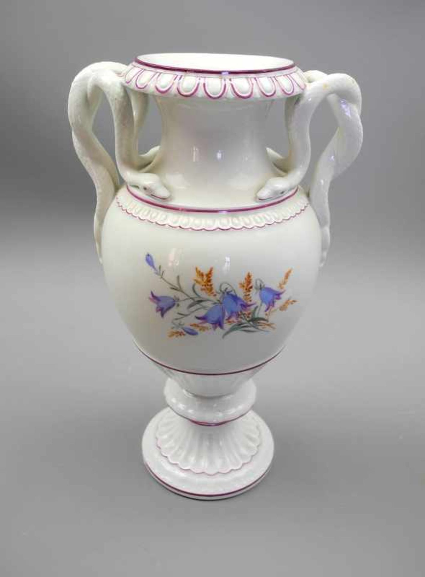 Meissen, Schlangenhenkel-Vase mit BlumenbouquetPorzellan, am Boden mit unterglasurblauer - Image 2 of 2