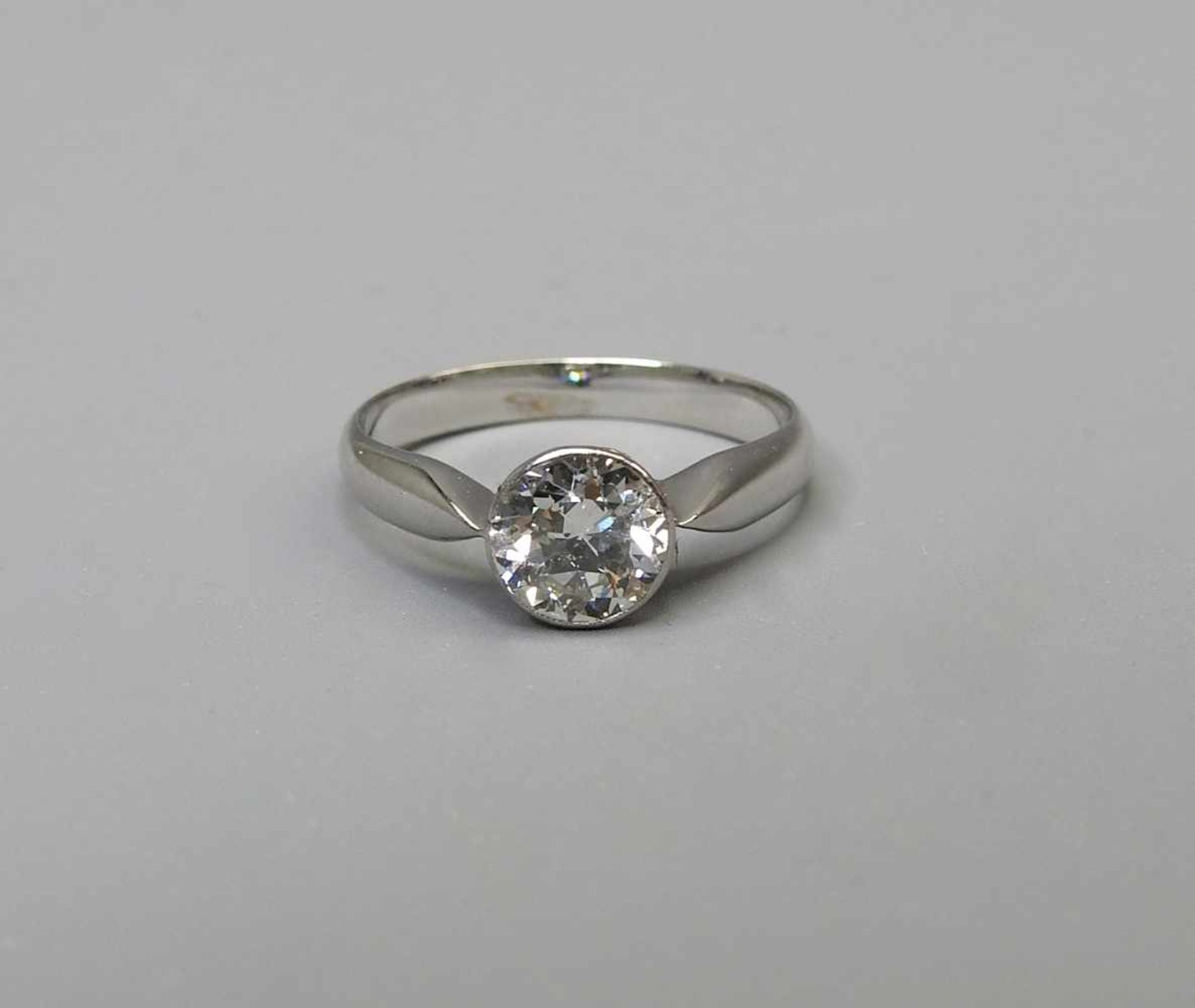Diamantring14 K. Weißgold mit einem Diamanten von ca. 1 ct., Farbe G, P1. Ringgröße 51