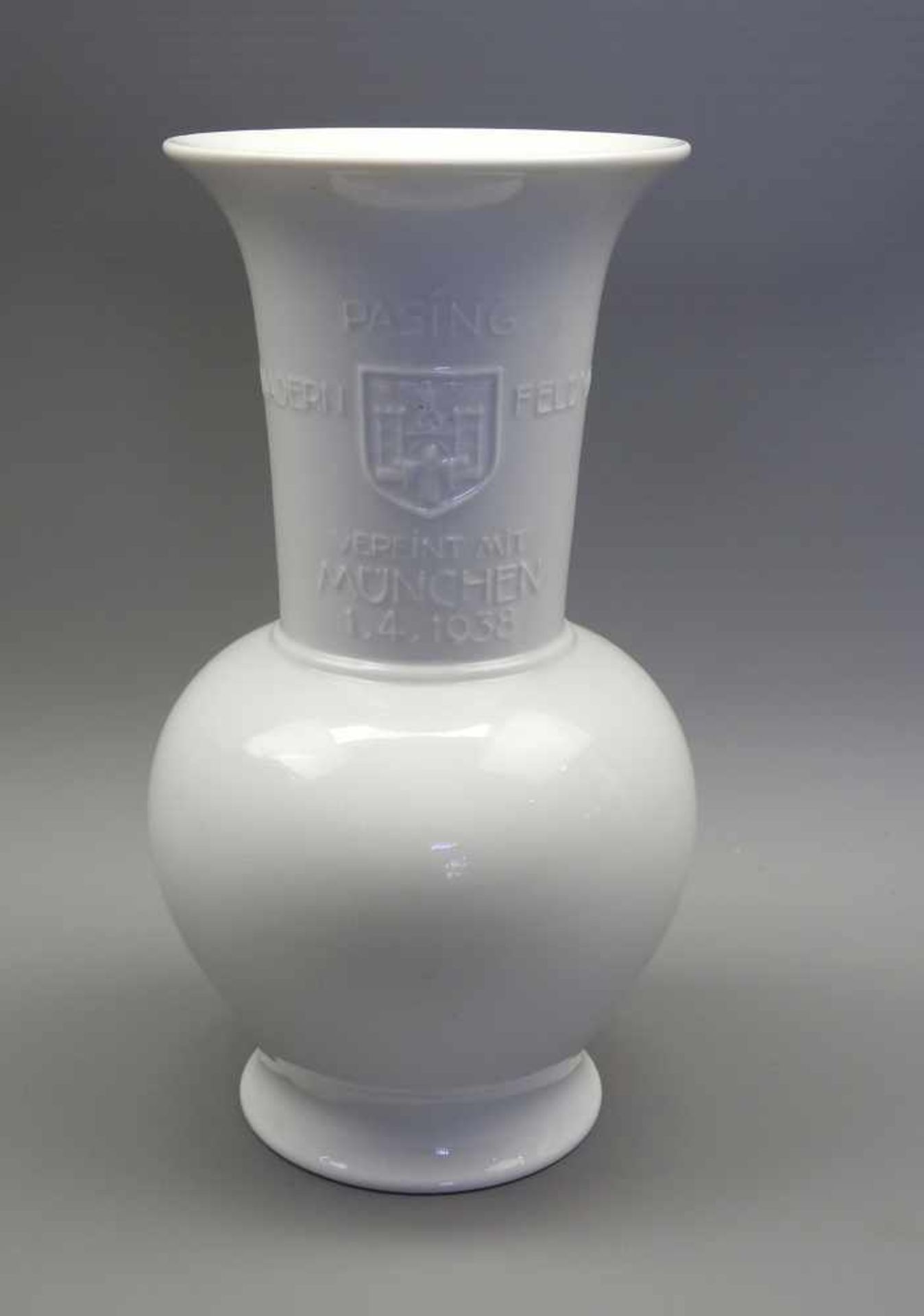 Nymphenburg, GedenkvasePorzellan, unterglasurgrüne Marke am Boden. Bauchige Vase mit beschriftetem