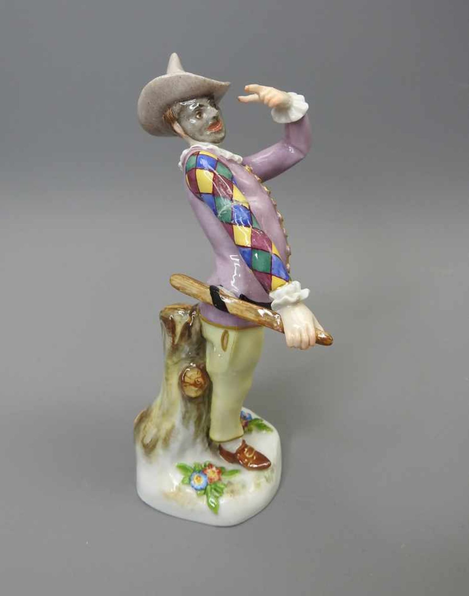 Meissen, Harlekin aus der Comedia dell' artePorzellan, unterglasurblaue Schwertermarke am Boden.