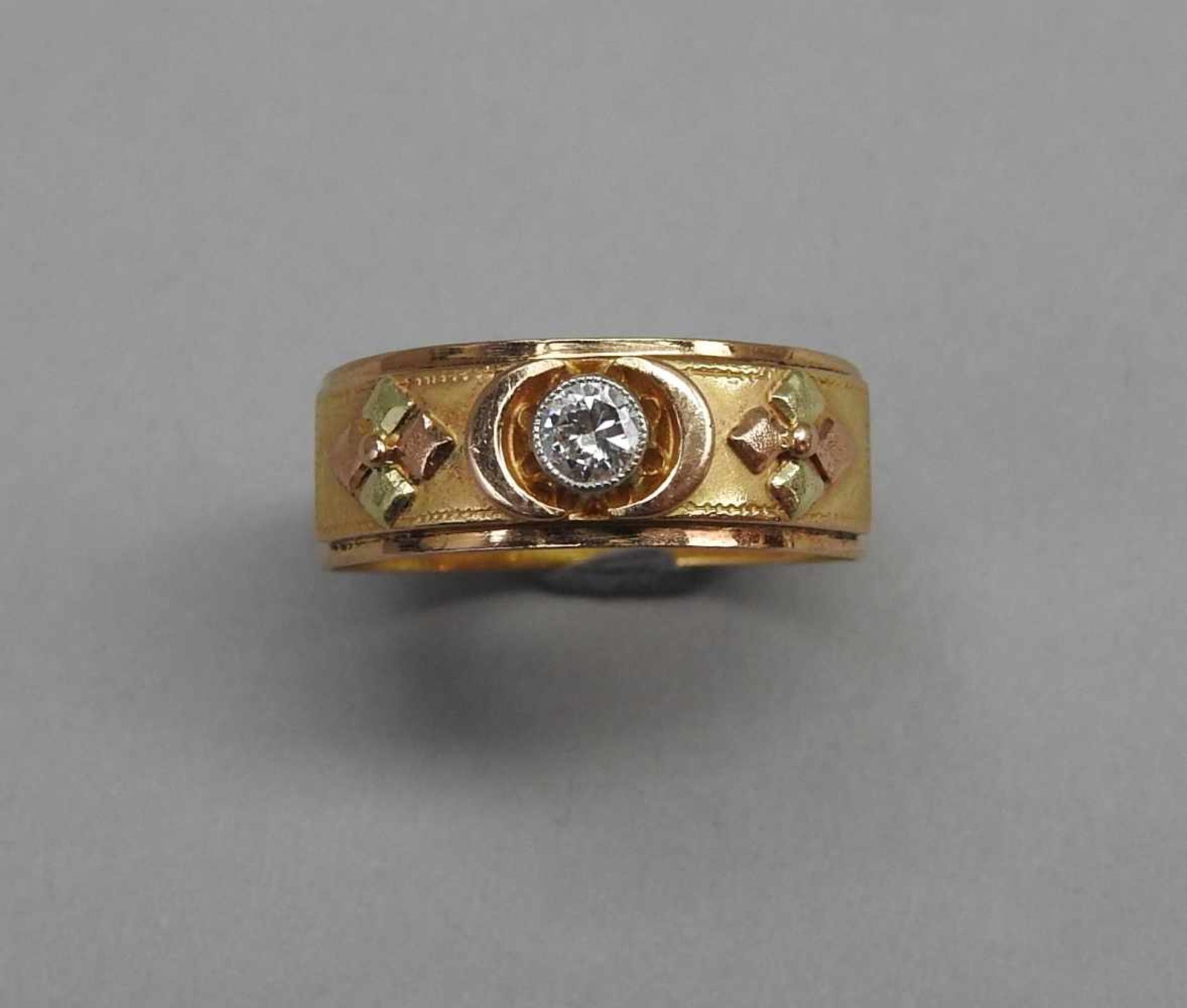 Feiner Bandring14 K. Gelbgold mit einem kleinen Diamanten von 0,10 ct. Deutschland, 1860.