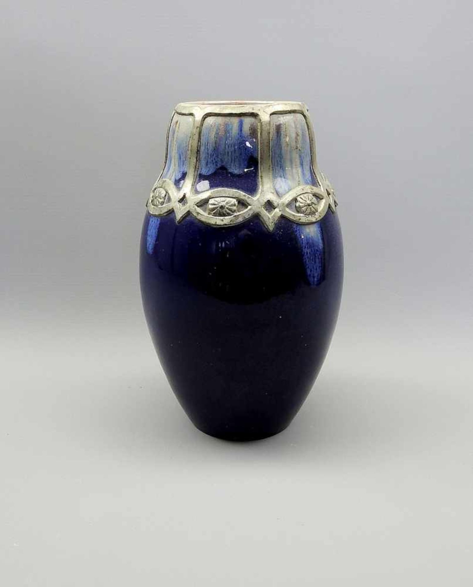 Michael Andersen & Son, Birnenförmige Jugendstil-VaseGlasierte Keramik, mit Zinnmontur. Blaue Vase