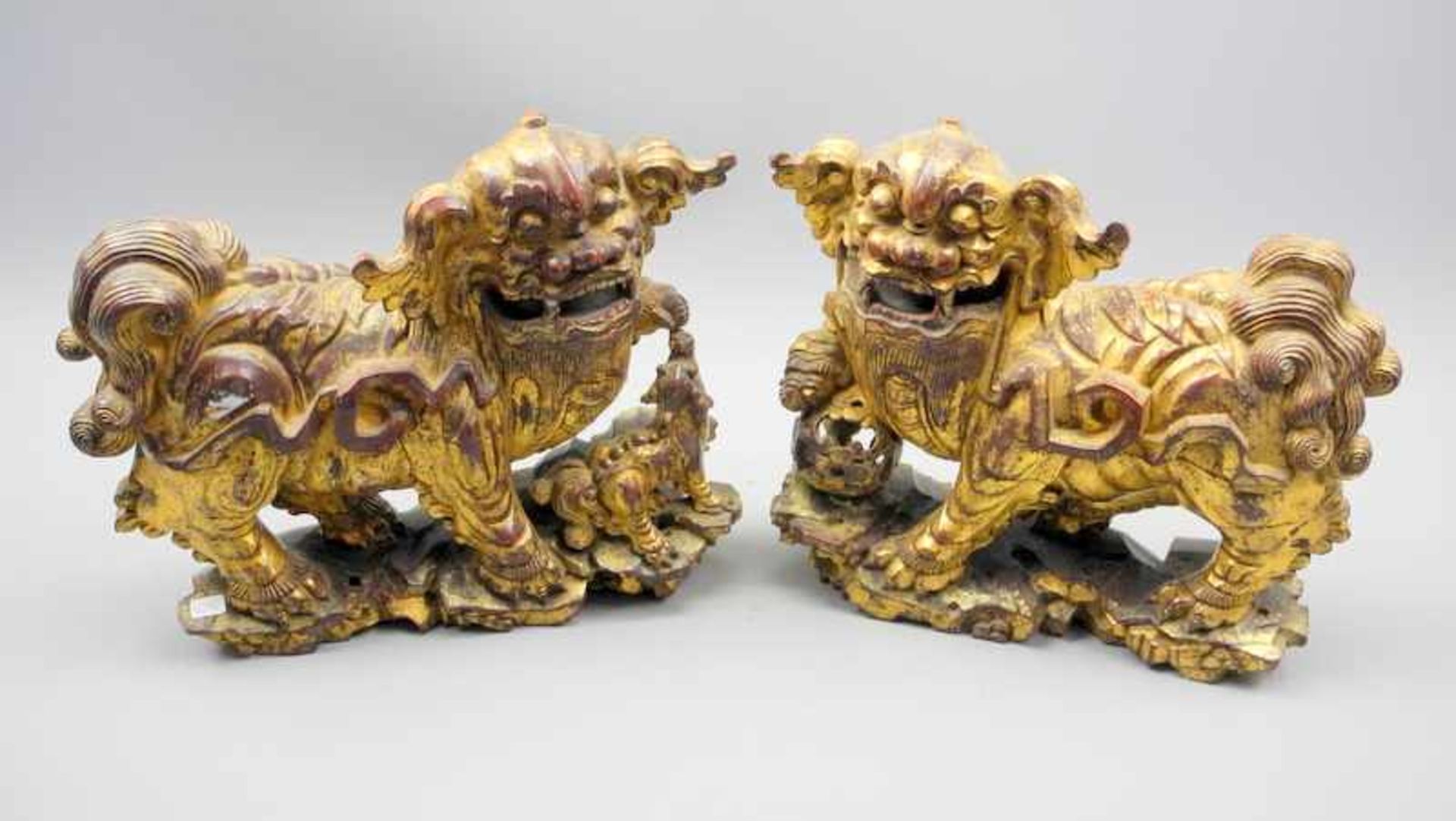 Hochwertiges Paar Fo-HundeHolz geschnitzt, vergoldet. Zwei Fo-Hunde als Gegenpaar in feiner
