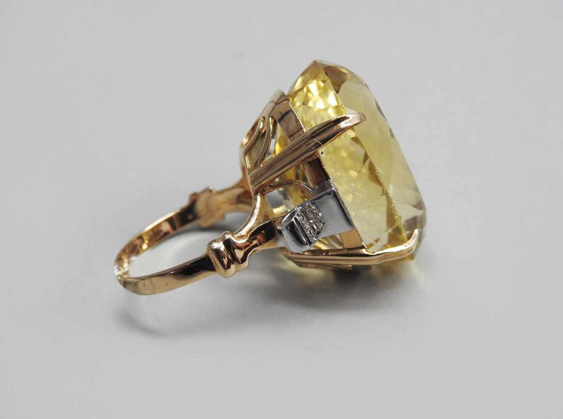 Großer Topaz-Ring14 K. Gelbgold mit einem Topas von ca. 42,14 ct. und einem Diamantbesatz von ca. - Bild 2 aus 2