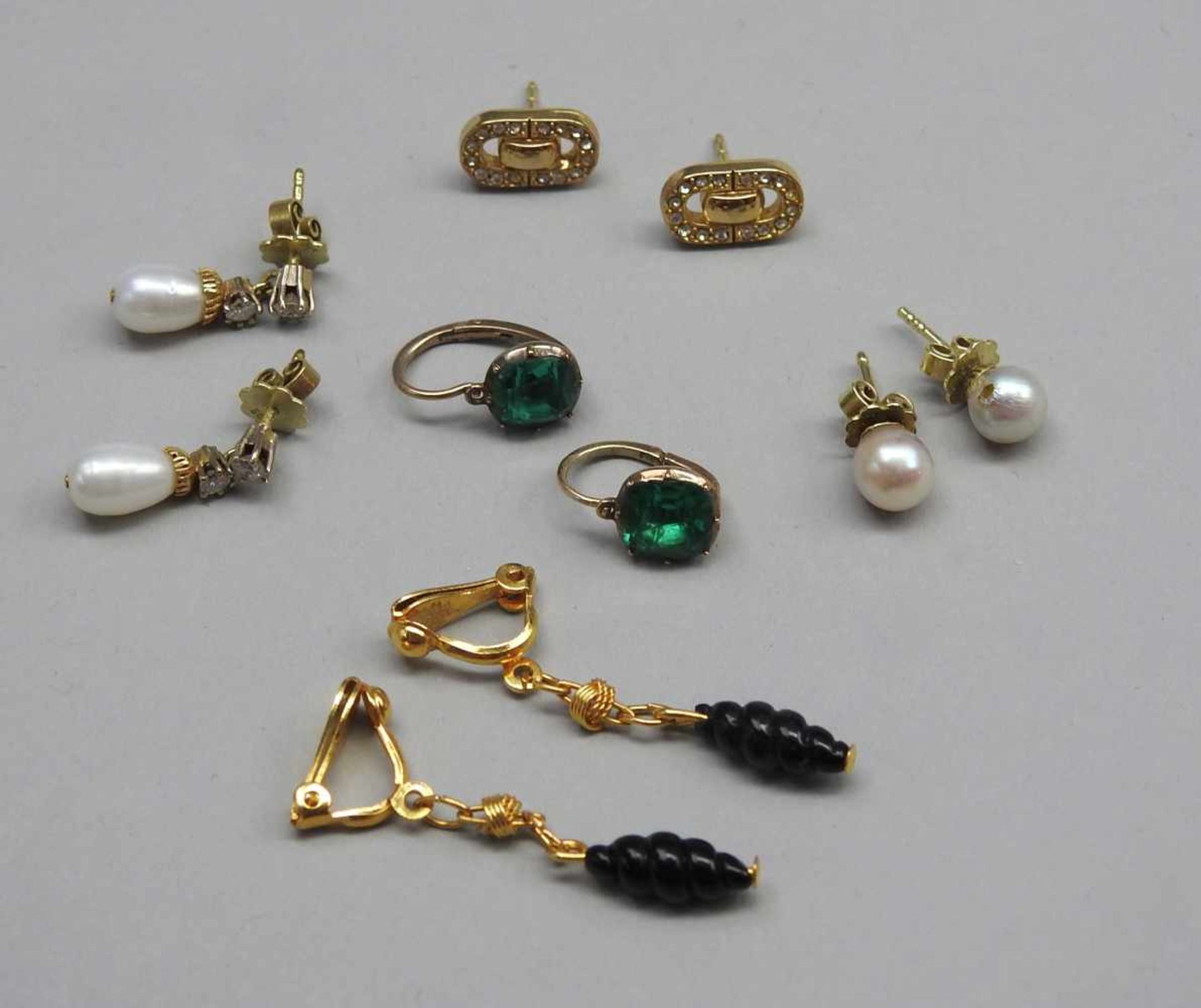 Fünf Paar Ohrringe14 K. Gelbgold mit Diamanten, Perlen und Saphiren. Konvolut von fünf Paar
