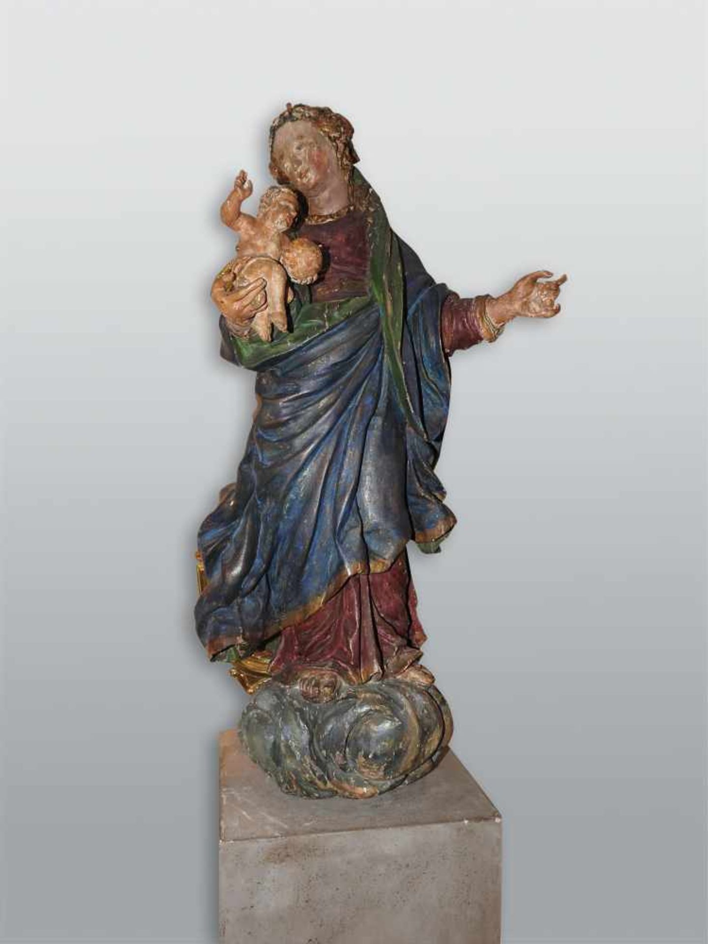 Heilige Maria mit JesuskindHolz geschnitzt und farbig gefasst. Heilige Maria in faltenreichem