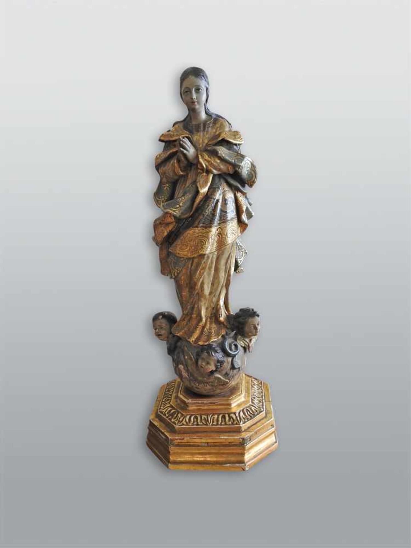 Betende Marienfigur auf verzierter WeltkugelHolz geschnitzt, farbig gefasst. Große und realistisch