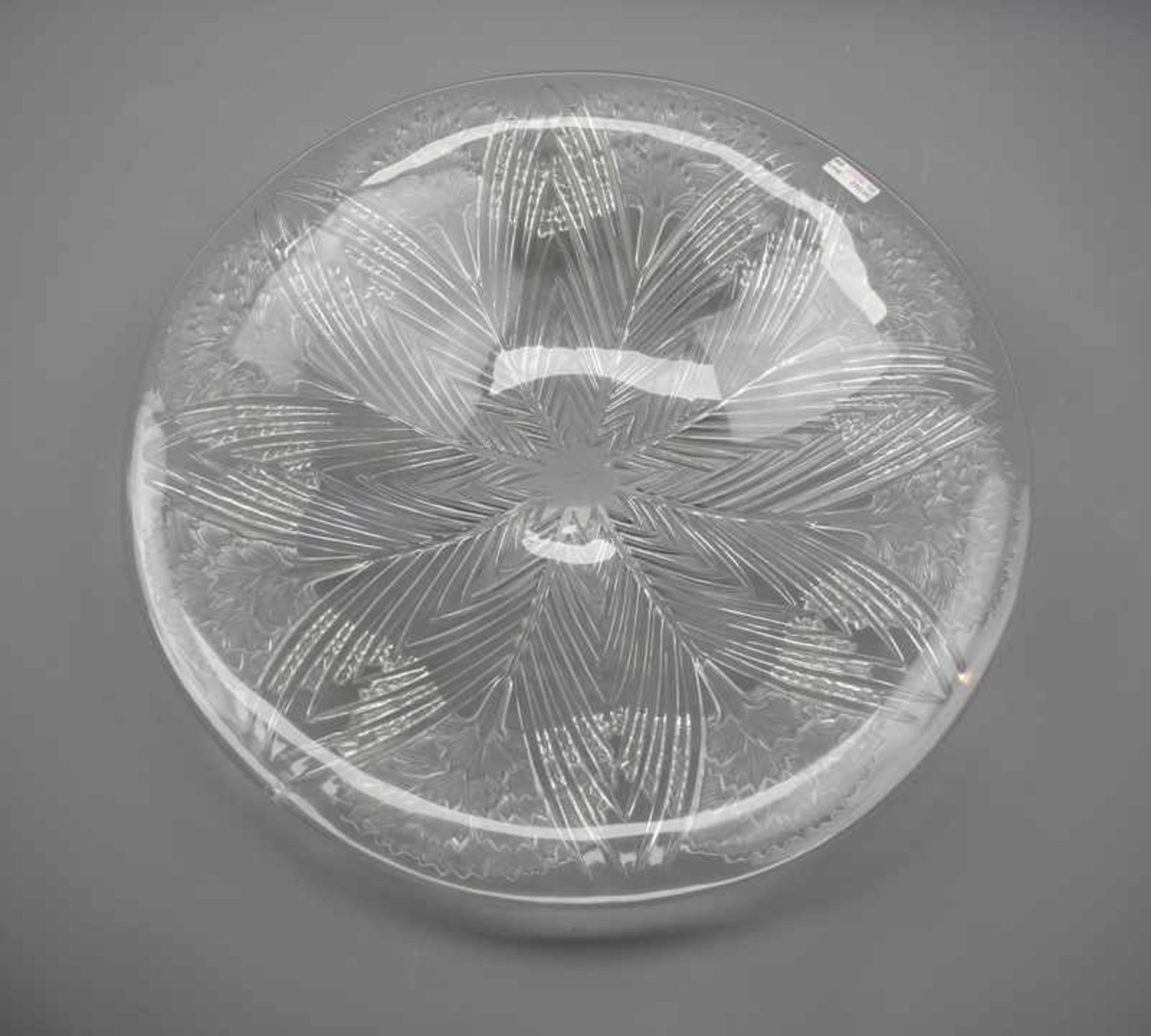 Lalique, Große Glas-SchaleFarbloses Glas, teils milchig geschliffen. Große Schale mit zentralem