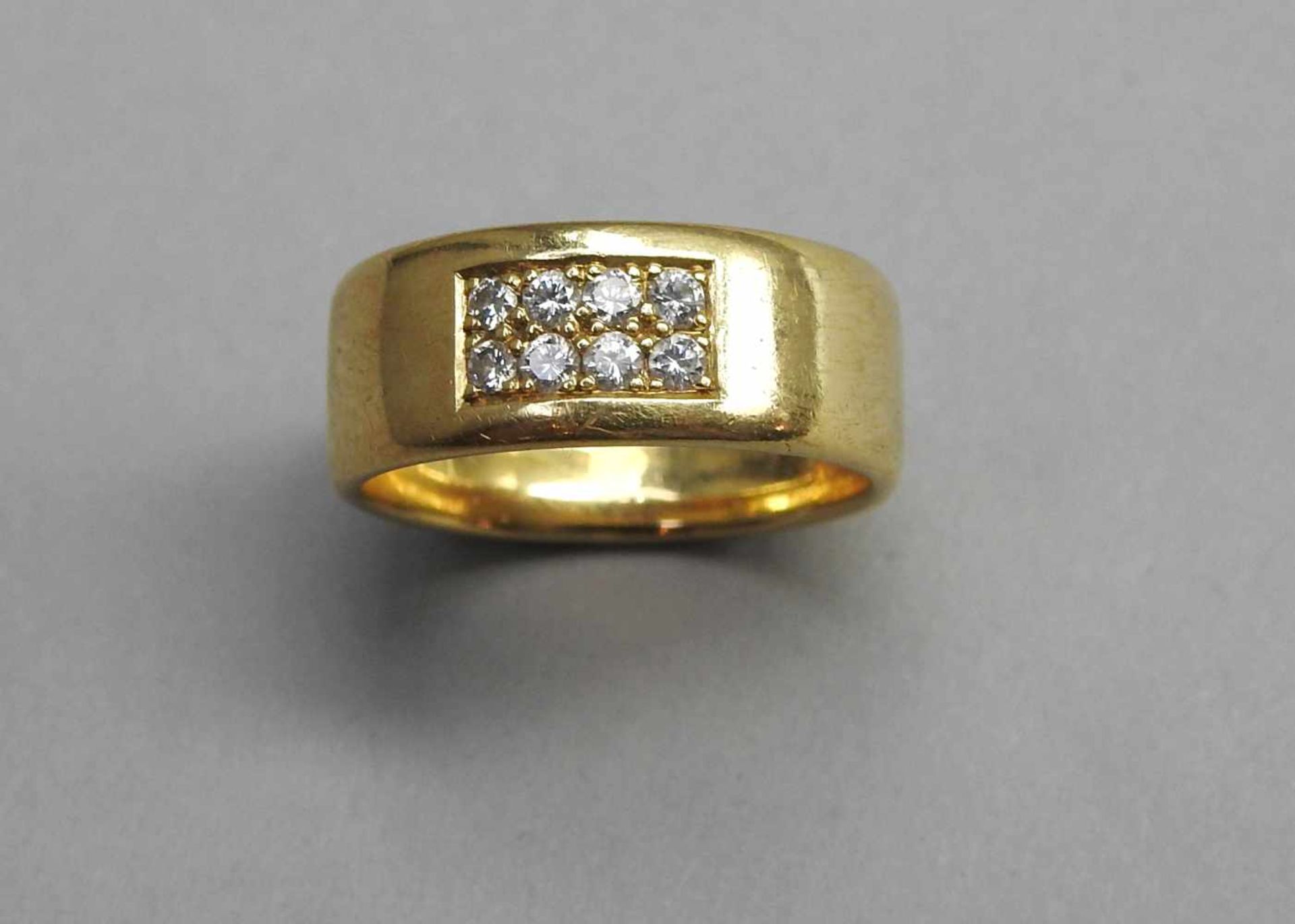 Goldener Bandring18 K. Gelbgold mit einem Diamantbesatz von ca. 0,60 ct. TWVSI. Deutschland,