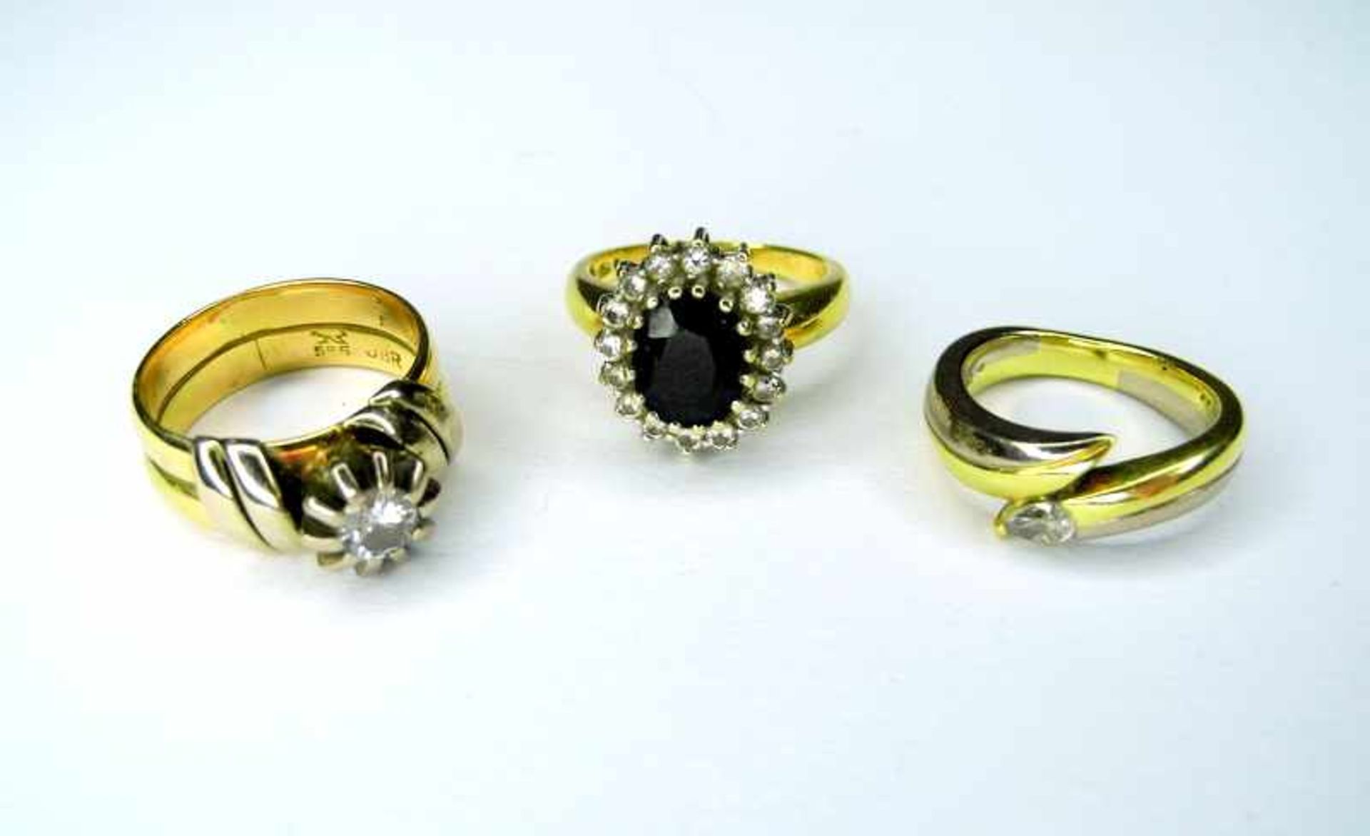 Drei Goldringe14 K. und 18 K. Gelbgold mit Diamant- und Saphirbesatz. Wohl Deutschland, 1950 und