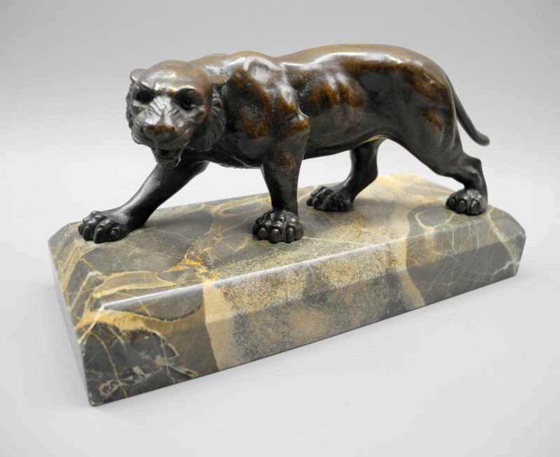 Panther auf der JagdBronze, dunkel patiniert, auf Marmorsockel. Plastisch ausgearbeitete Darstellung - Image 2 of 2