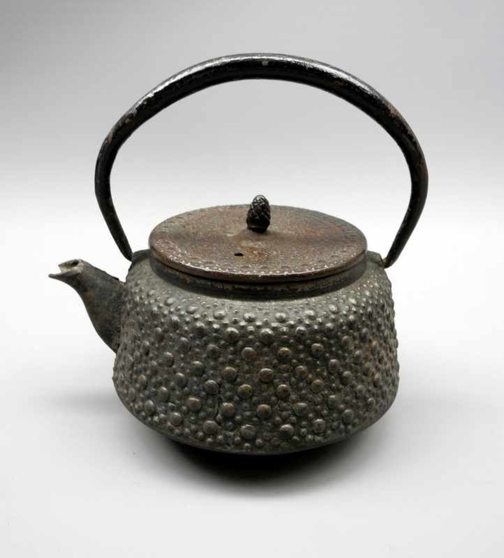 Kleine japanische TeekanneEisen. Kleine Teekanne mit kantig-rundem Korpus, umlaufendem
