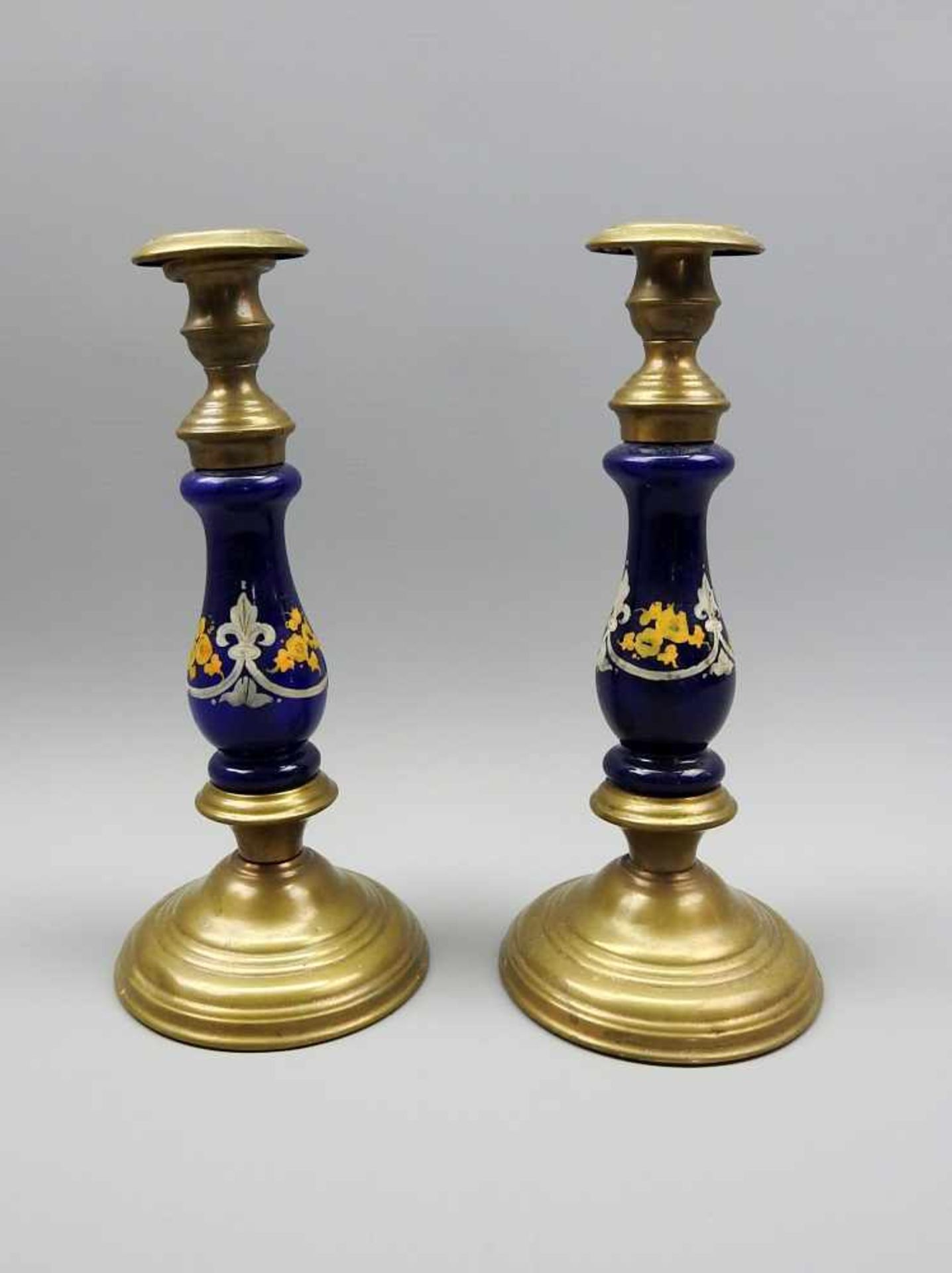 Biedermeier-LeuchterpaarBlaues Glas und Messing. Zwei Kerzenleuchter mit blauem Glas und weiß-