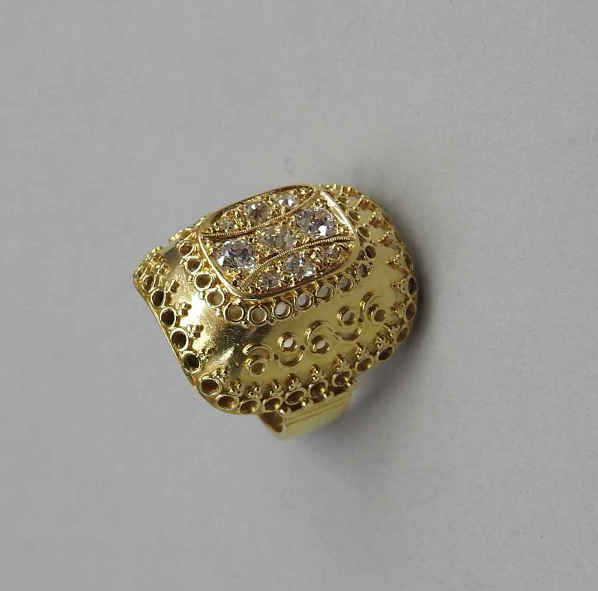 Großer Diamantring18 K. Gelbgold mit einem Diamantbesatz von ca. 0,8 ct. TWVVSI1. Wohl