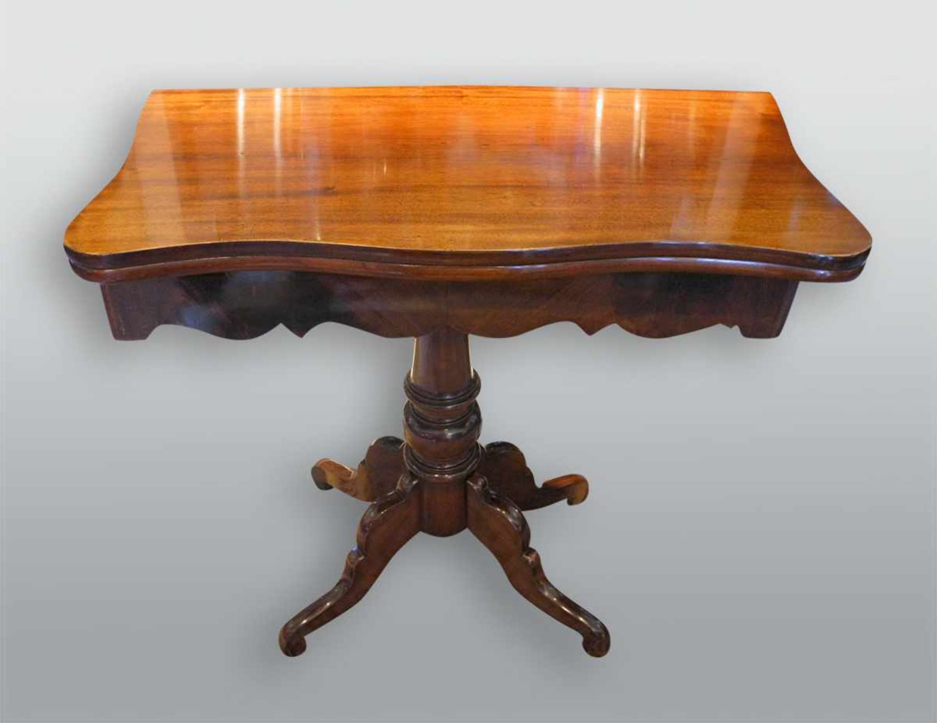 Eleganter SpieltischMahagoni. Original-Platte. England, um 1880. H x B x T ca. 74 x 81 x 39 cm
