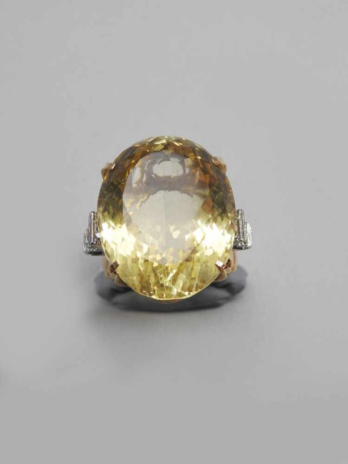 Großer Topaz-Ring14 K. Gelbgold mit einem Topas von ca. 42,14 ct. und einem Diamantbesatz von ca.