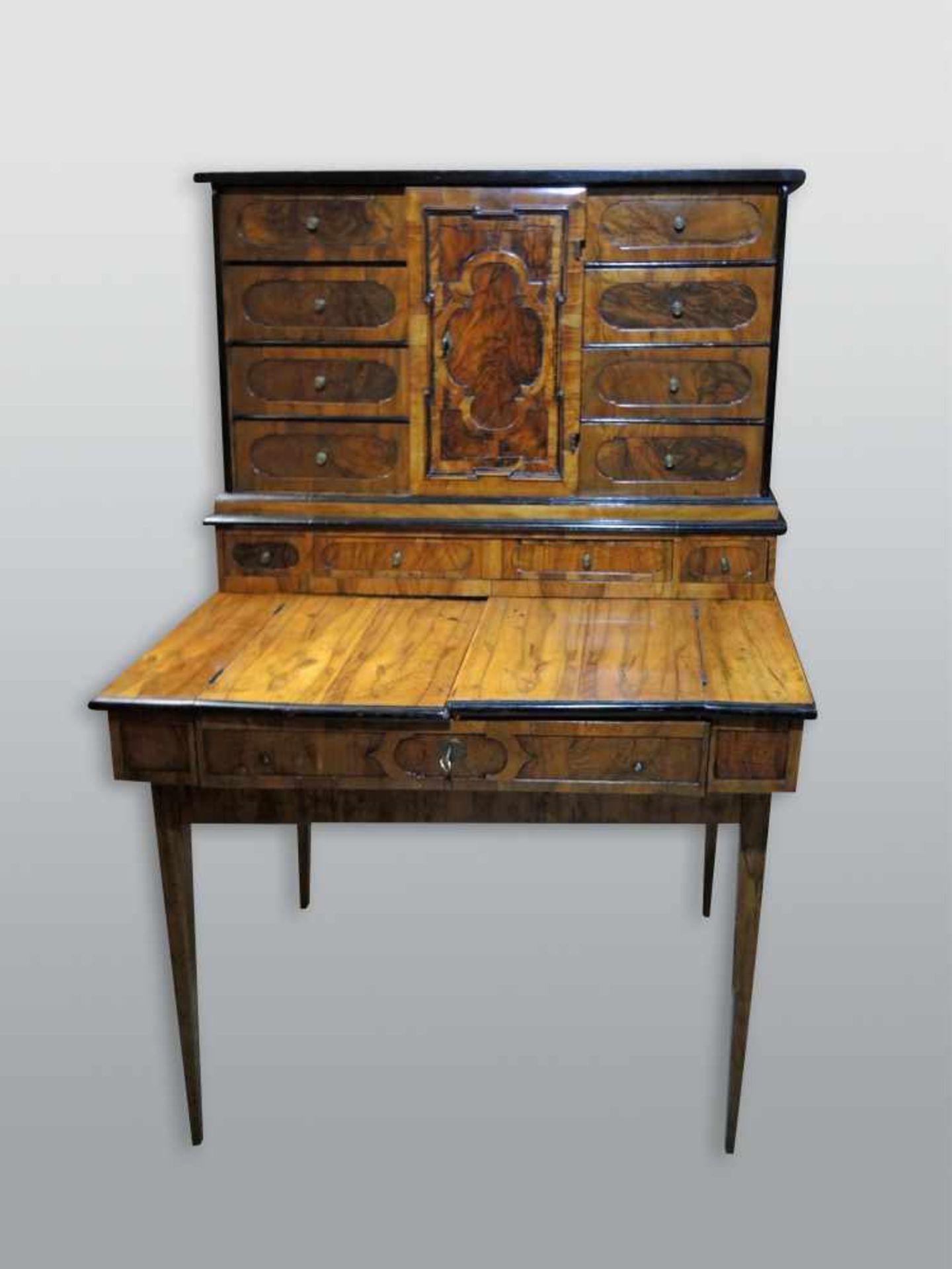 Aufsatz-Schreibmöbel mit TabernakelNussbaum-Untergestell. Aufsatz um 1820, Untergestell um 1860.