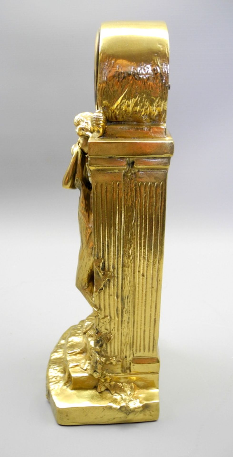 Charles Korschann Pairs, Art Nouveau-TischuhrBronze, golden patiniert. Auf getrepptem Sockel - Bild 2 aus 6