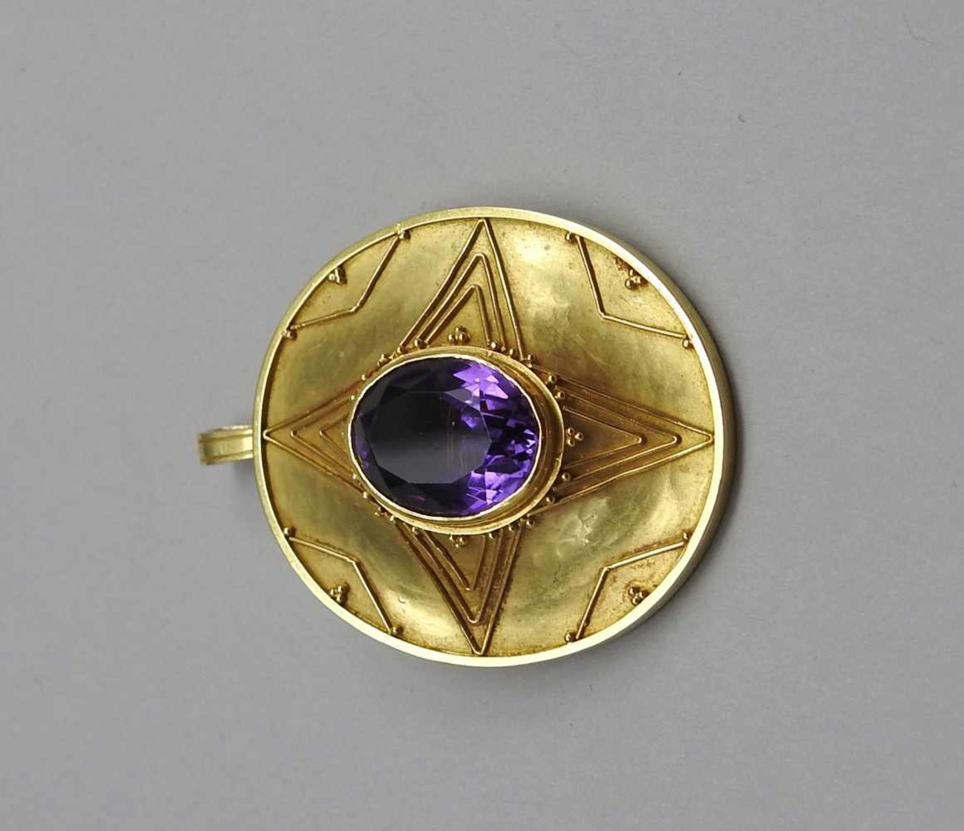 Goldene Brosche/Anhänger mit Amethysten18 K. Gelbgold mit zentralem, ovalem Amethysten. Wohl