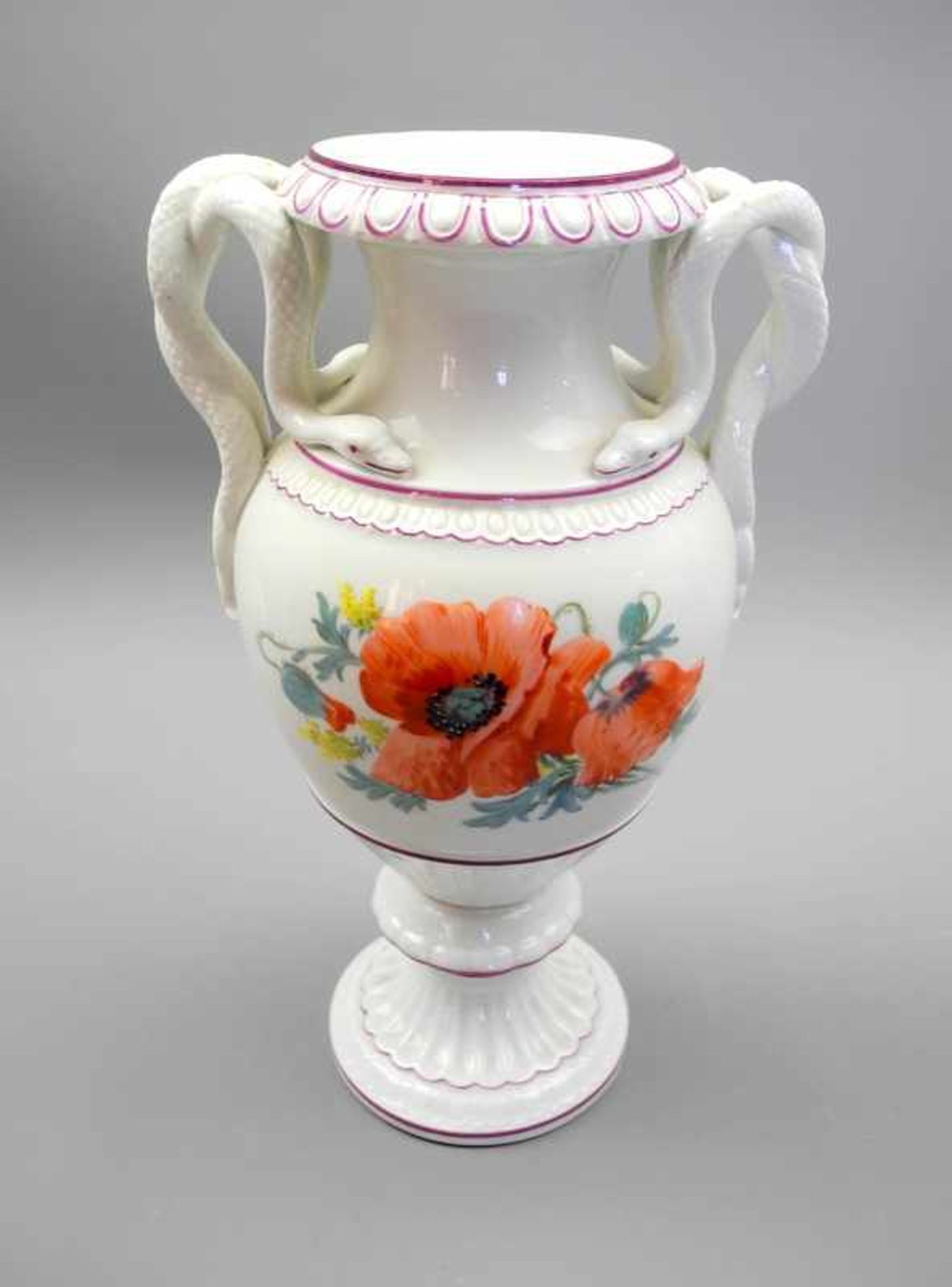 Meissen, Schlangenhenkel-Vase mit BlumenbouquetPorzellan, am Boden mit unterglasurblauer