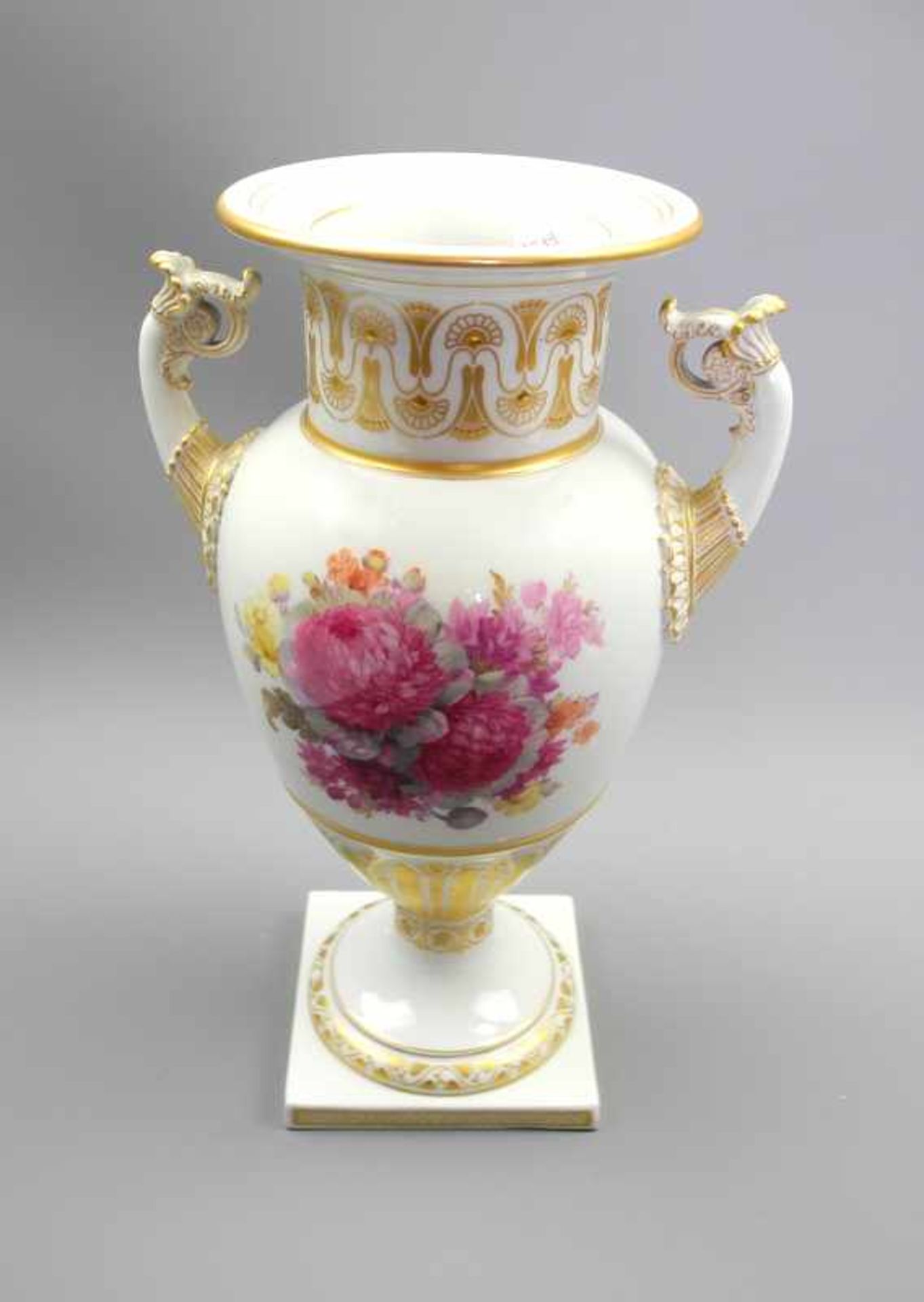 KPM, Ausgefallene Henkelvase mit BlumenbouquetsPorzellan, am Boden mit blauer Zeptermarke und - Bild 2 aus 2