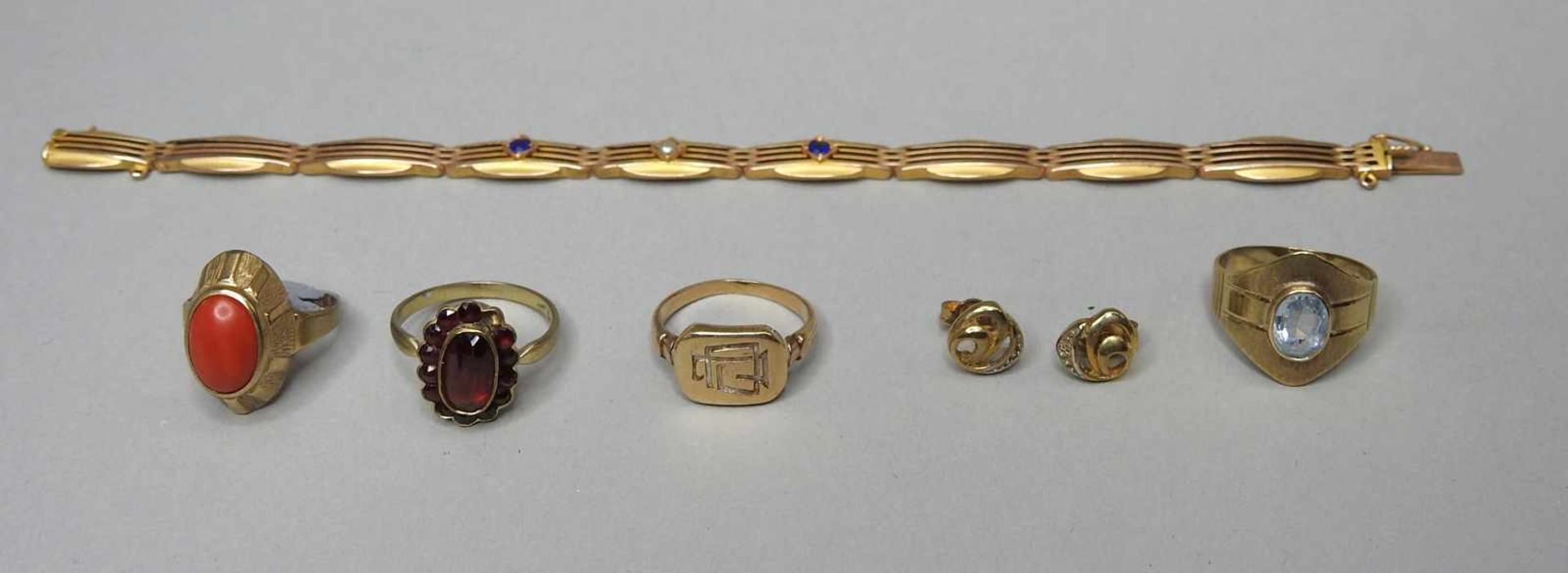 Konvolut von Goldschmuck8 K. Gelbgold, teilweise mit Steinbesatz. 6-teilig: 1 Armband, 4 Ringe, 1