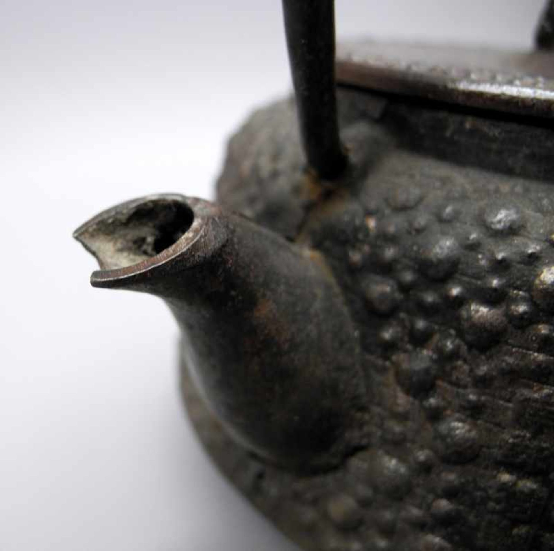 Kleine japanische TeekanneEisen. Kleine Teekanne mit kantig-rundem Korpus, umlaufendem - Image 2 of 2