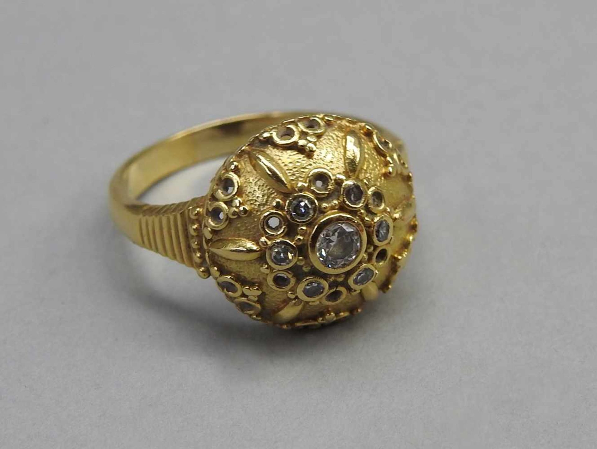 Großer Ring mit Diamantbesatz14 K. Gelbgold mit einem Diamantbesatz von ca. 0,20 ct. Italien,