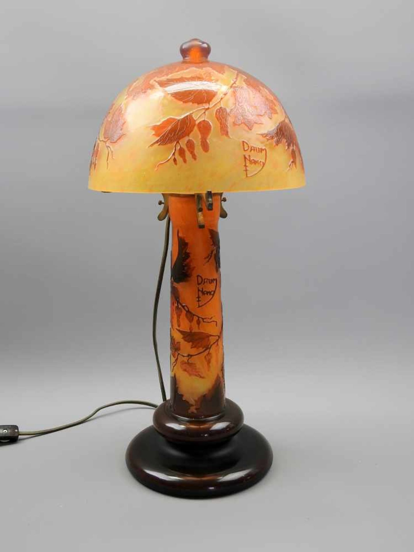 Daum Nancy, "Lampe Champignon"Pilzlampe aus mehrschichtigem, orangefarbenem Glas mit reliefiertem