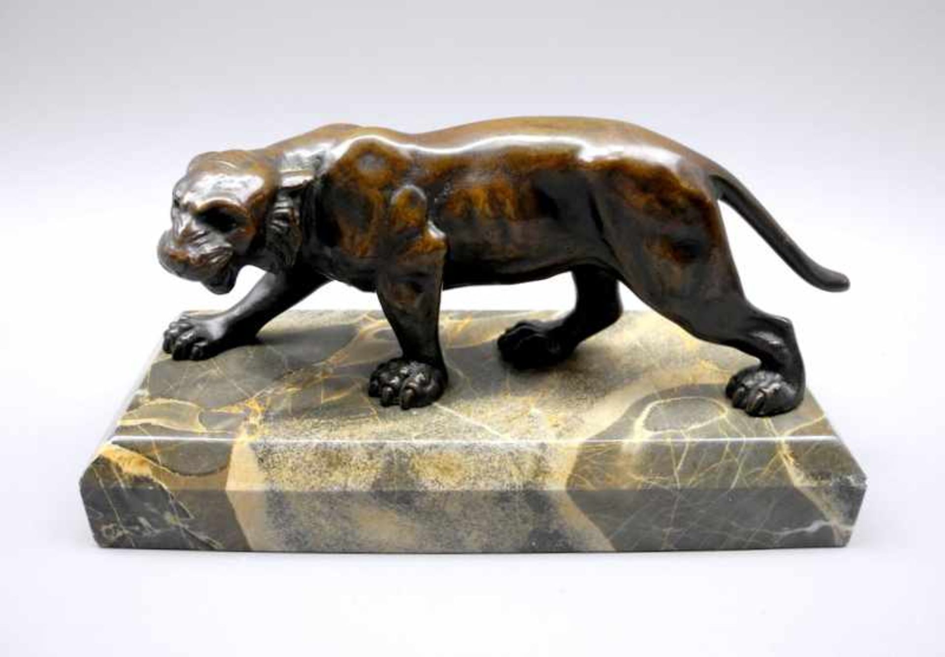 Panther auf der JagdBronze, dunkel patiniert, auf Marmorsockel. Plastisch ausgearbeitete Darstellung