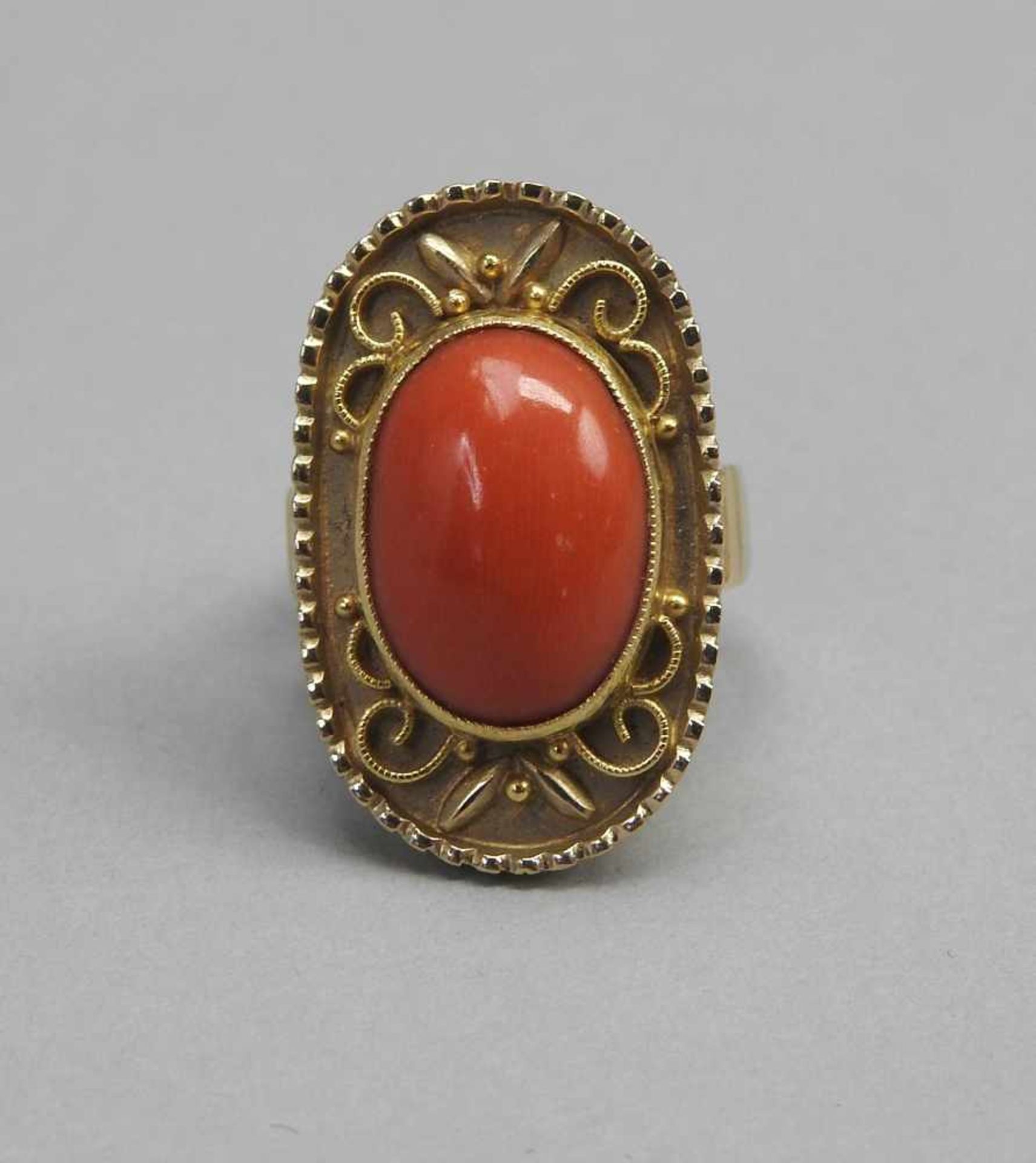 Korall-RingSchwerer 18 K. Gelbgold-Ring mit einem großen Korallen-Cabochon. Italien, 1960 - 1970.