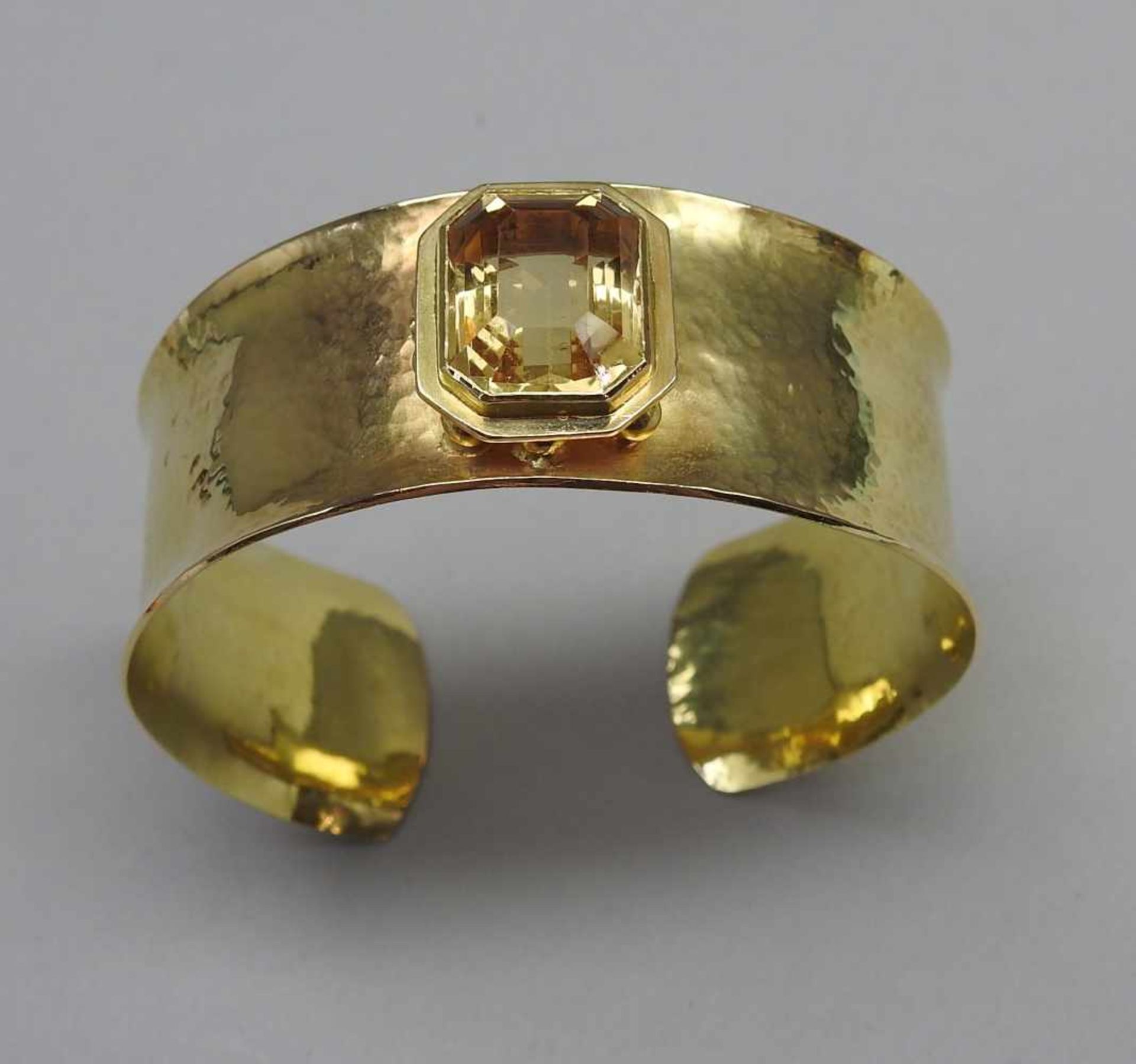 Goldener Armreif mit großem Citrin14 K. Gelbgold mit großem Citrin von ca. 5 ct. im facettierten