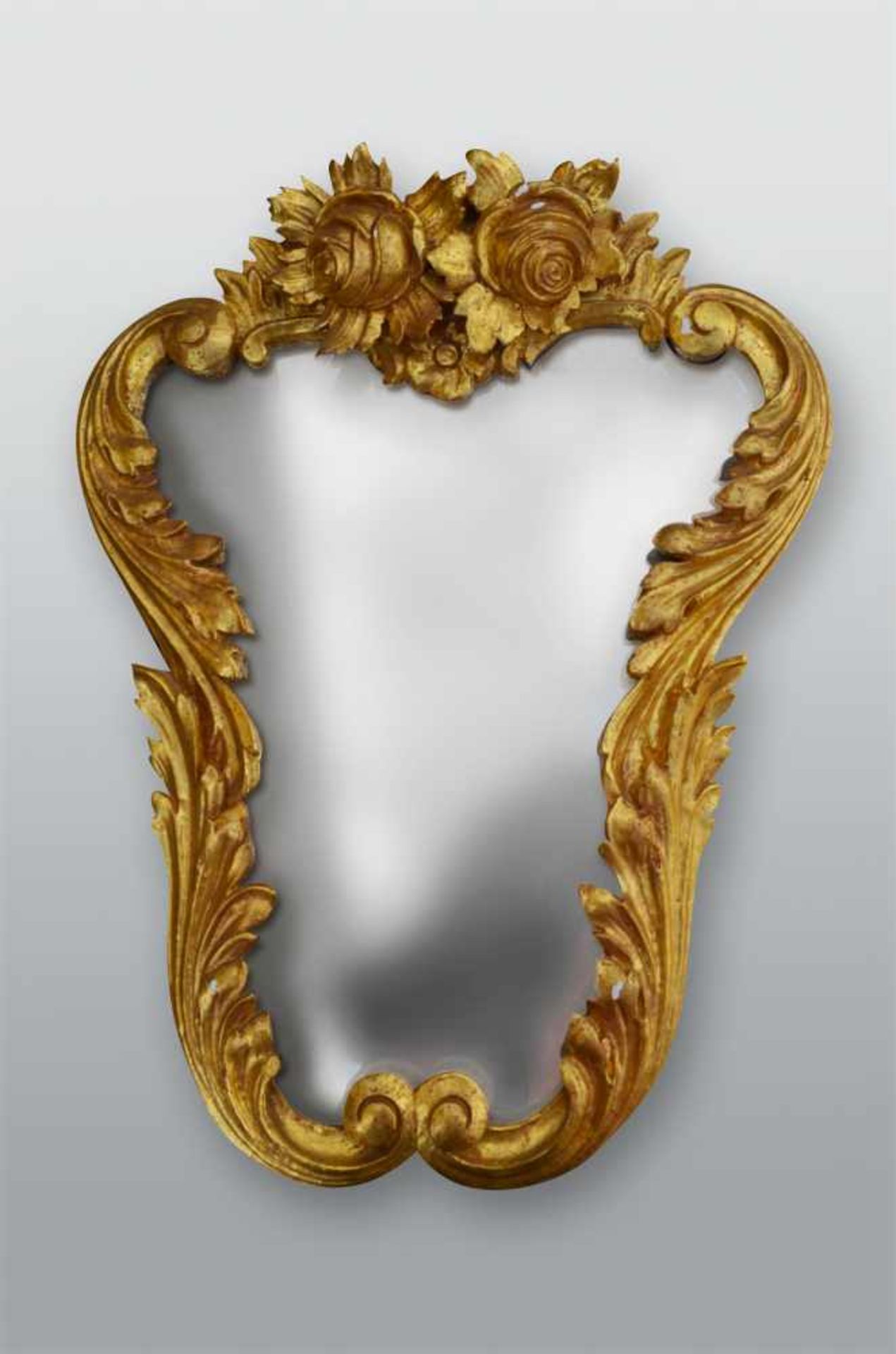 Spiegel mit umranktem Rosen- und BlattdekorHolz geschnitzt, polymentvergoldet/Spiegelglas.