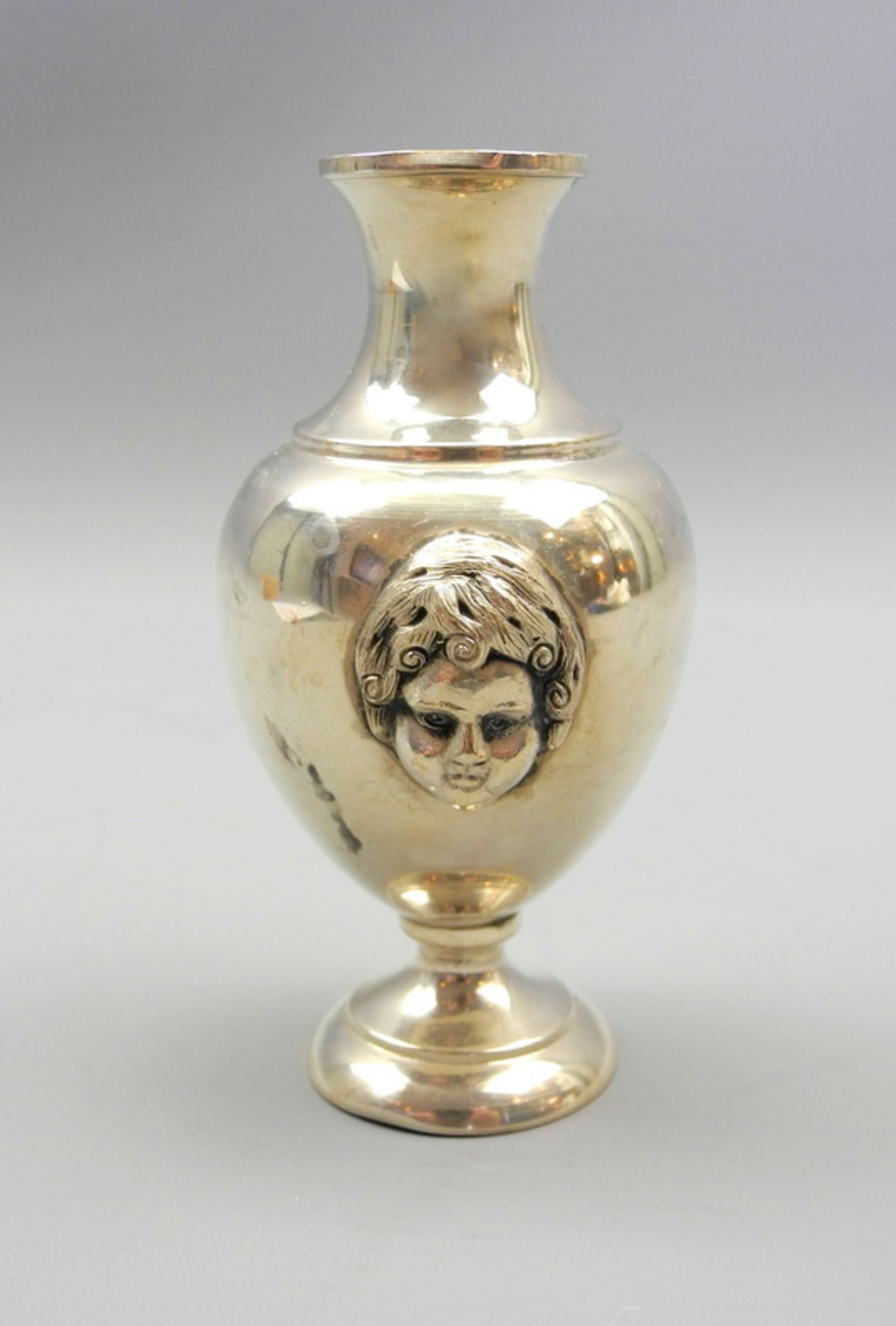 Kleine Vase mit KonterfeiSilber 833, am Sockel mit Feingehaltsstempel punziert. Bauchige Vase mit