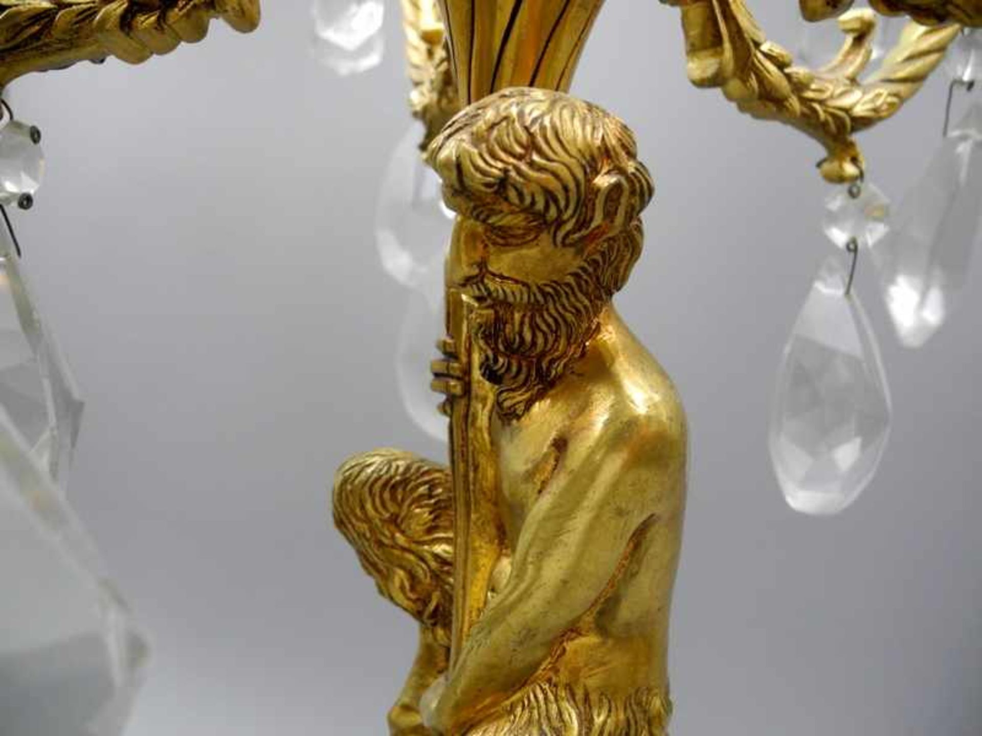 Zwei hochwertige Leuchter mit SatyrnFeuervergoldete, ziselierte Bronze. Zwei 5-lichtige Leuchter auf - Bild 2 aus 2