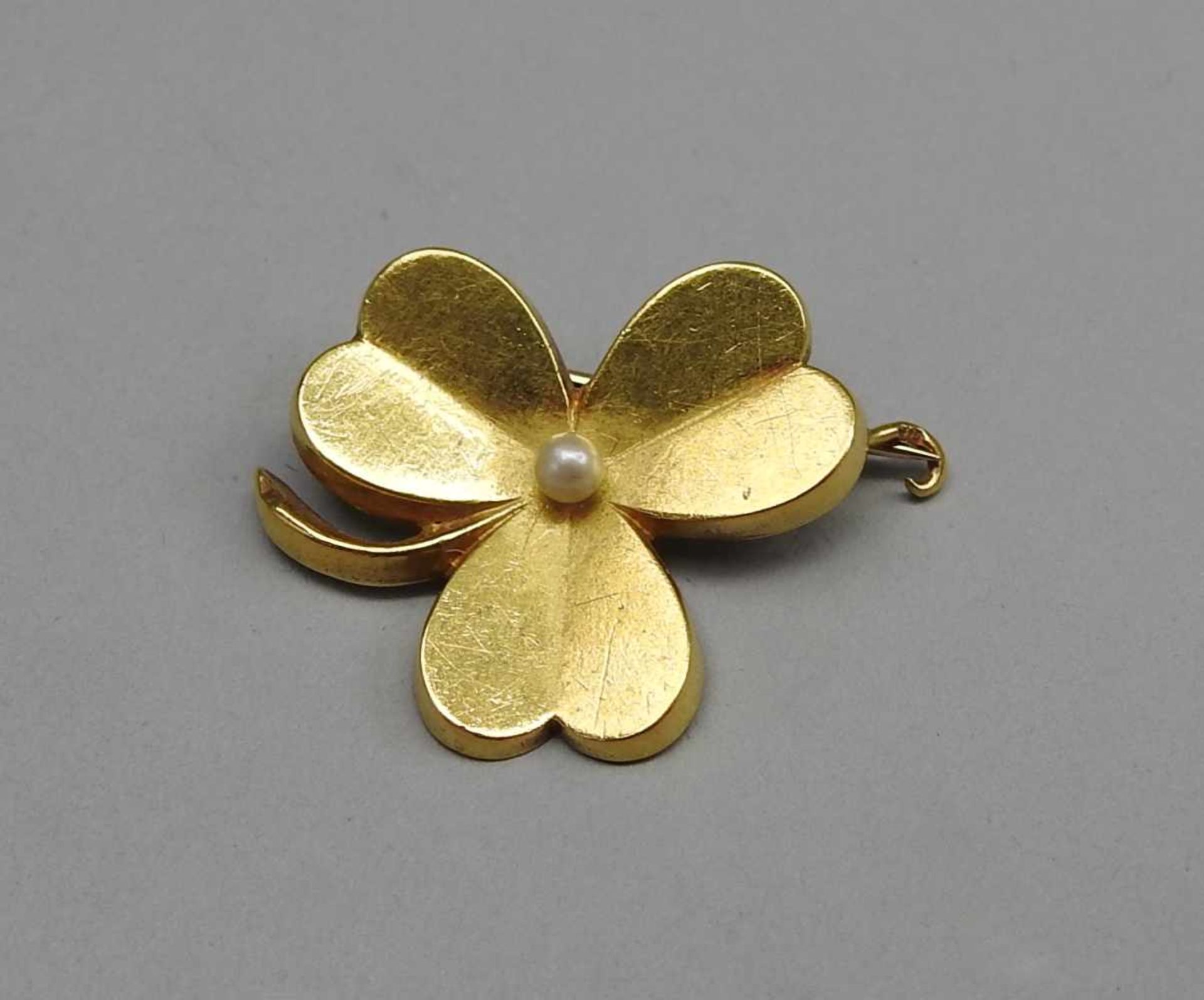 Kleeblatt-Brosche14. K. Gelbgold mit einer zentralen Perle. Brosche in From eines dreiblättrigen