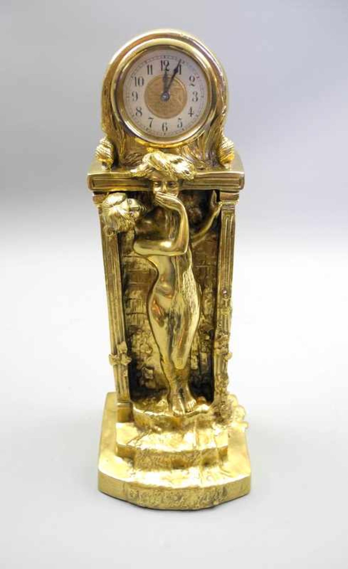 Charles Korschann Pairs, Art Nouveau-TischuhrBronze, golden patiniert. Auf getrepptem Sockel