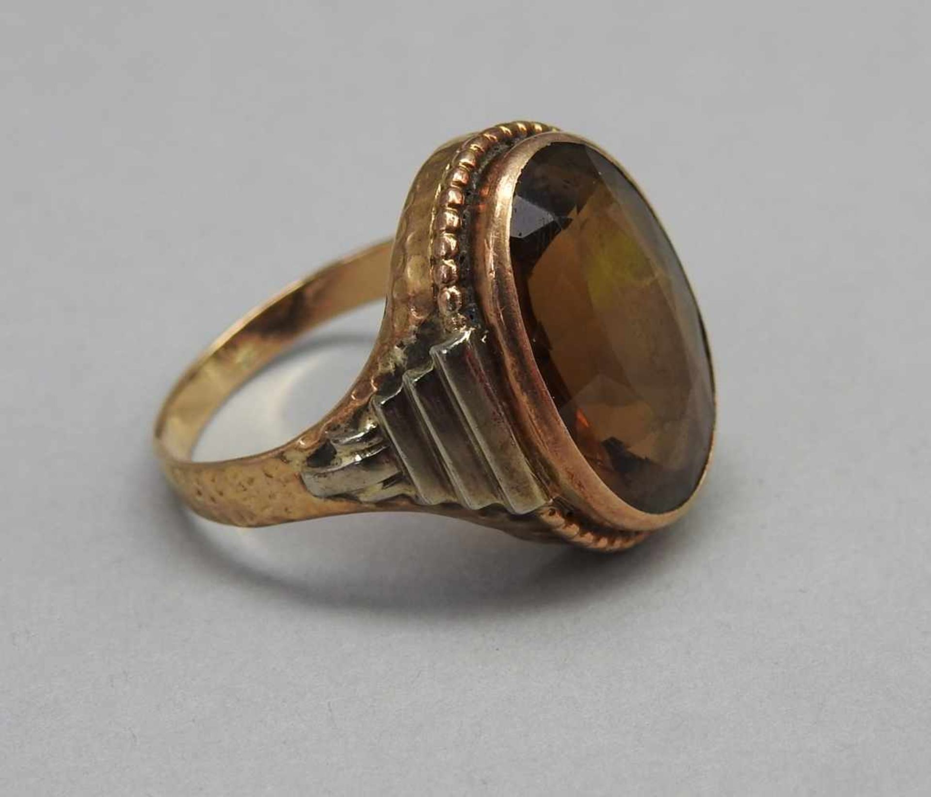 Farbstein-Ring14 K. Gold mit großem Farbstein. Wohl Deutschland, 1970er-Jahre. H x B Stein ca. 2 x