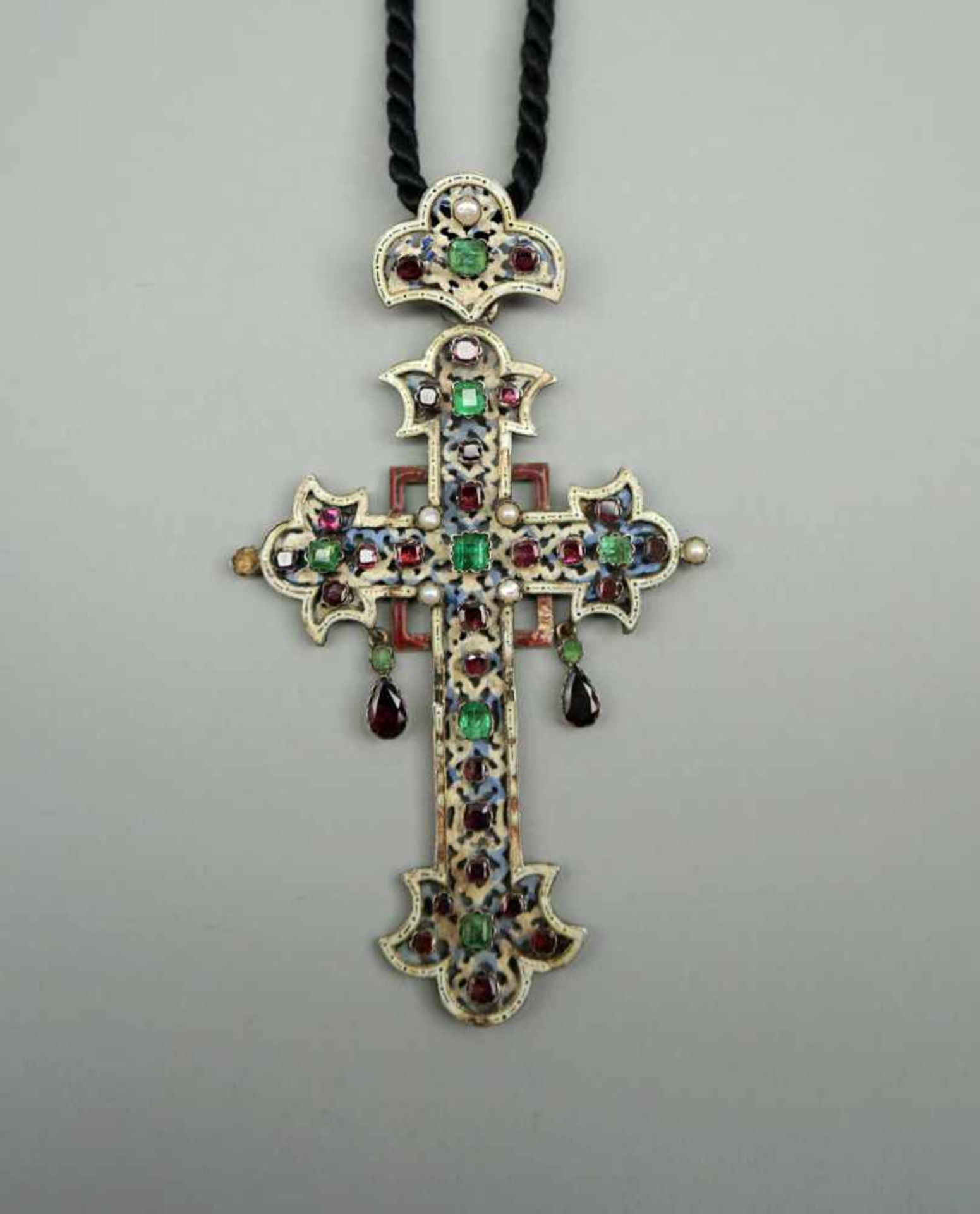 Kette mit Silber-KreuzSilber-Kreuz mit Emaille, besetzt mit Perlen, Almandinen sowie kleinen - Bild 2 aus 2