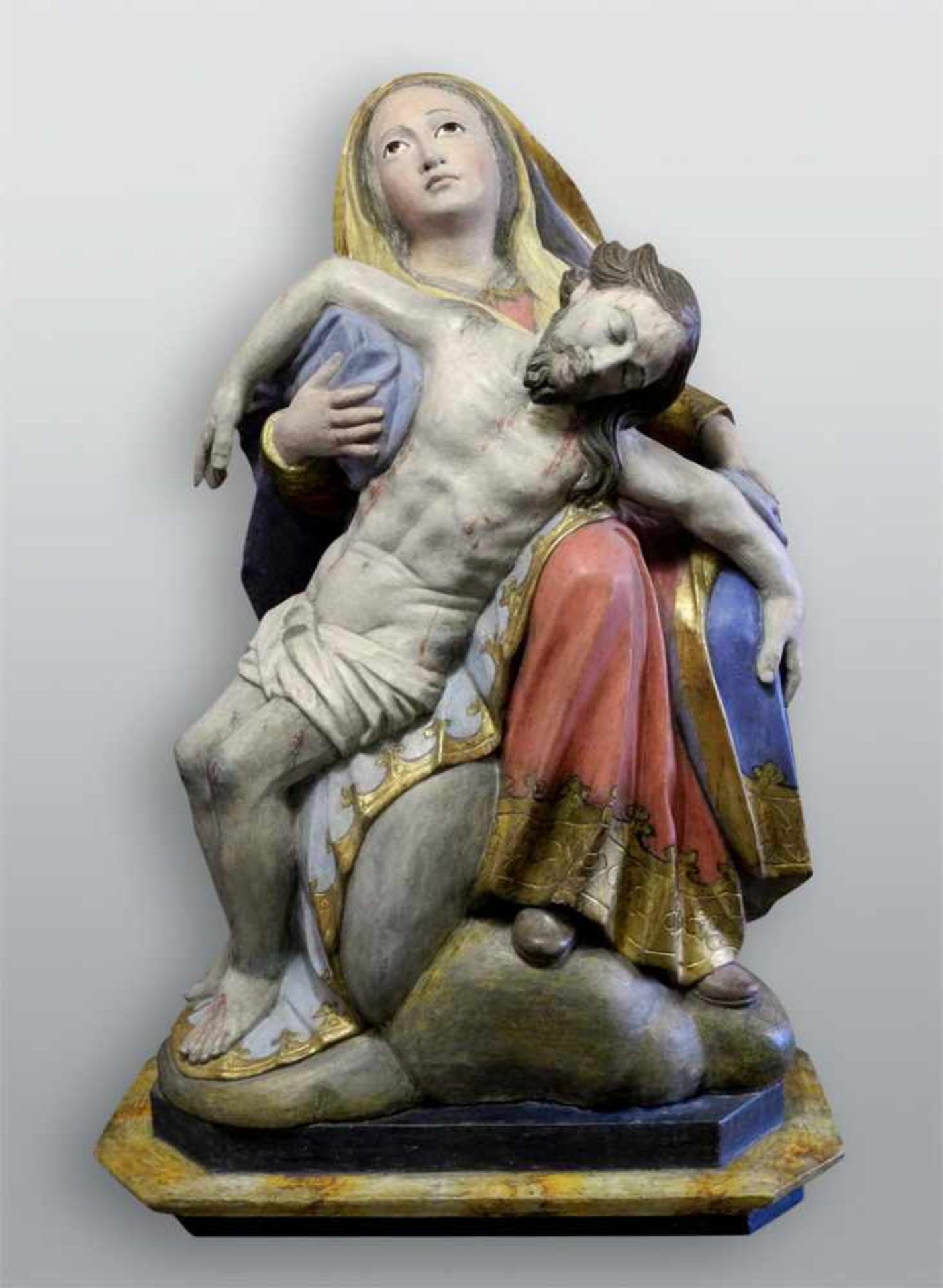 Italienische PietàHolz geschnitzt, farbig gefasst. Große Pietá mit leidender Mutter Gottes, in ihren