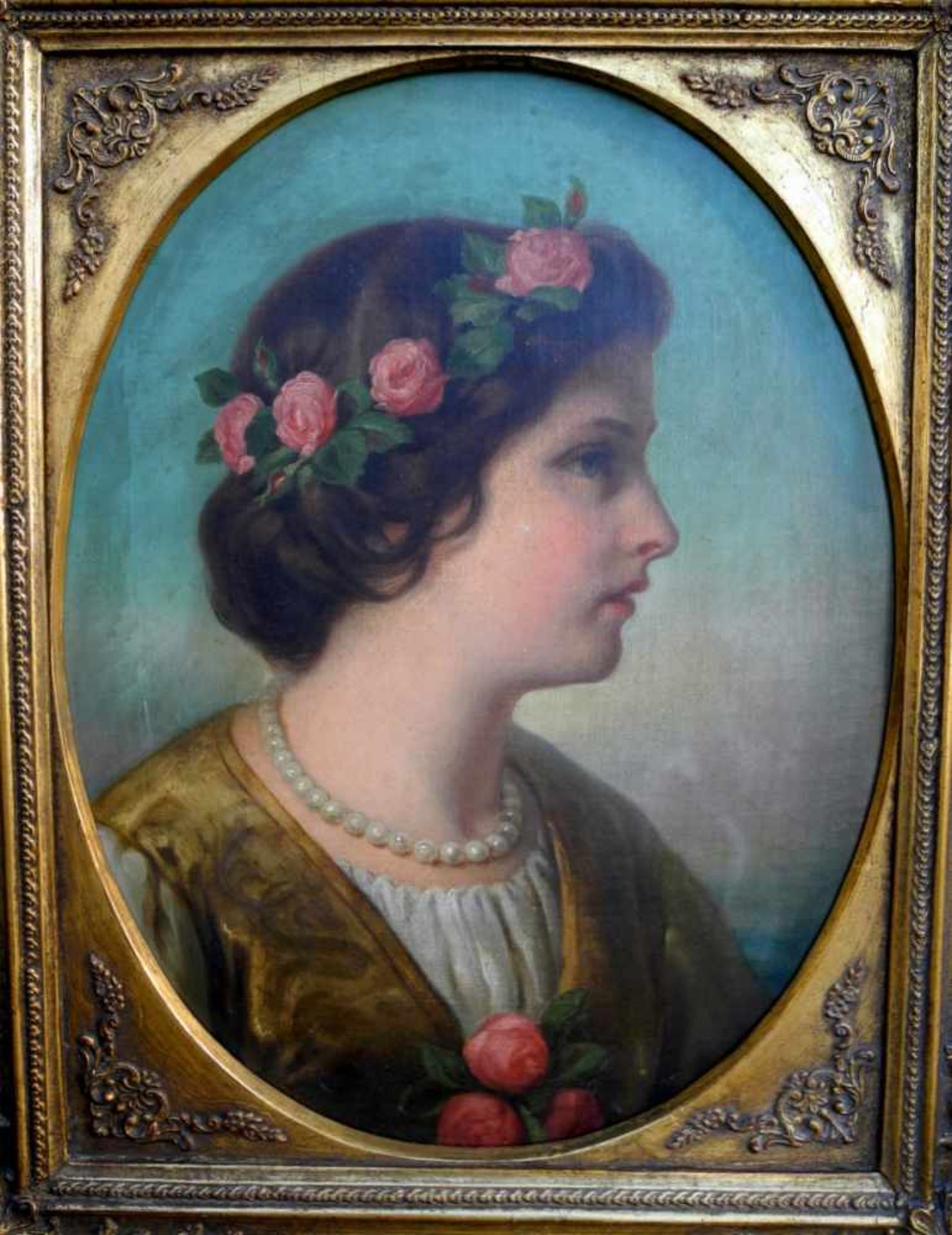 Romantisches DamenporträtÖl/Leinwand. Profil einer jungen Dame mit Rosenknospen im Haar. Im