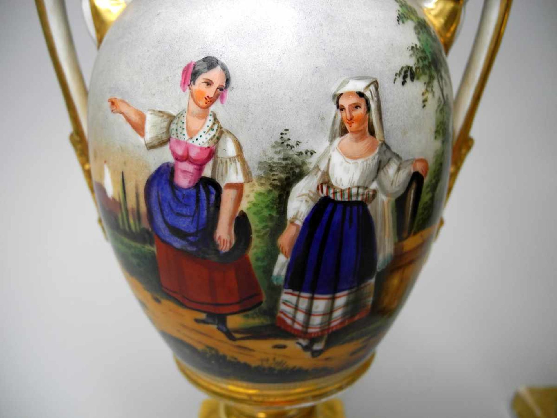 Paar AmphorenvasenPorzellan, ungemarkt. Paar polychrom in Aufglasur und goldfarben bemalte Vasen - Bild 3 aus 4