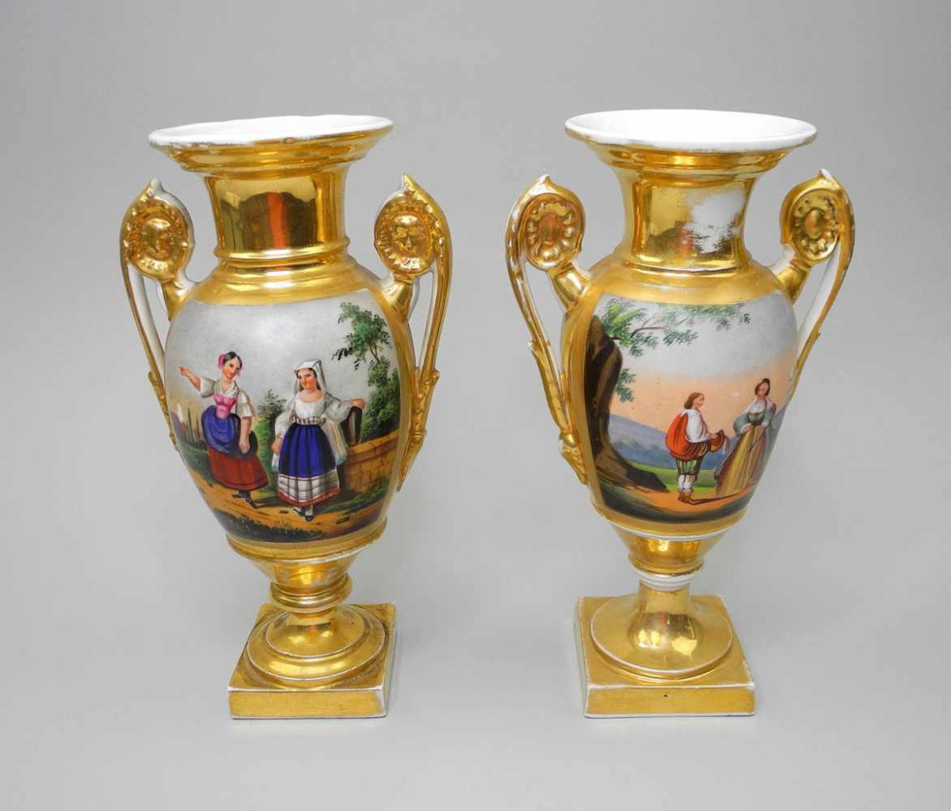Paar AmphorenvasenPorzellan, ungemarkt. Paar polychrom in Aufglasur und goldfarben bemalte Vasen