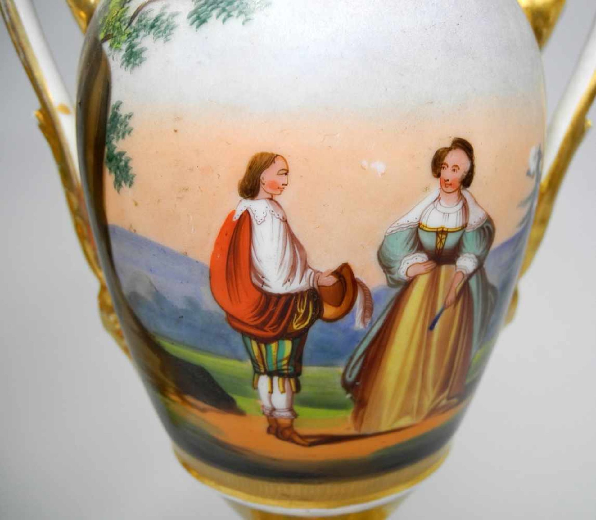 Paar AmphorenvasenPorzellan, ungemarkt. Paar polychrom in Aufglasur und goldfarben bemalte Vasen - Bild 4 aus 4