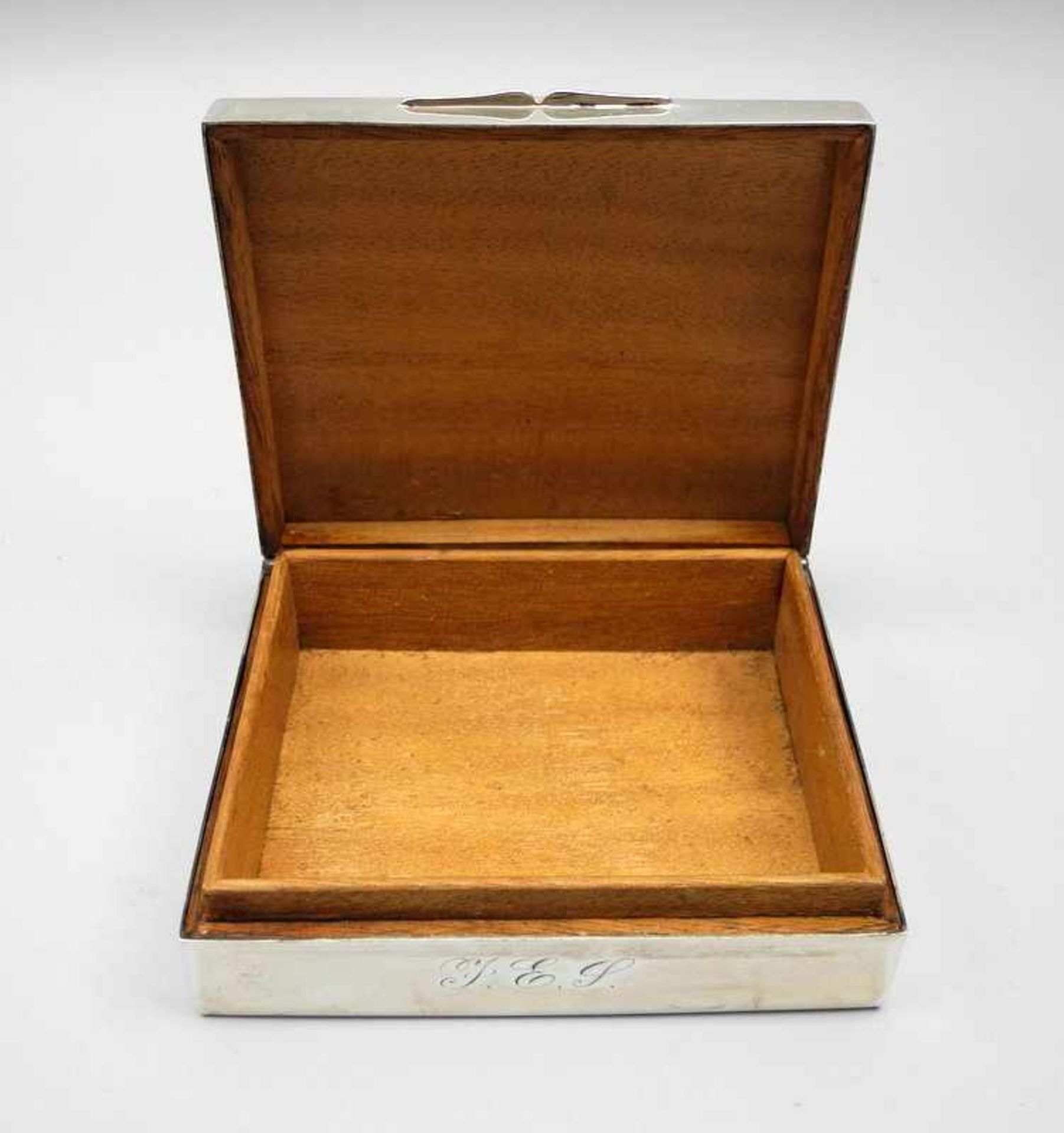 Silber-Schachtel mit HolzeinlageSilber 800, am Boden mit Feingehalt sowie Halbmond und Krone - Bild 2 aus 2