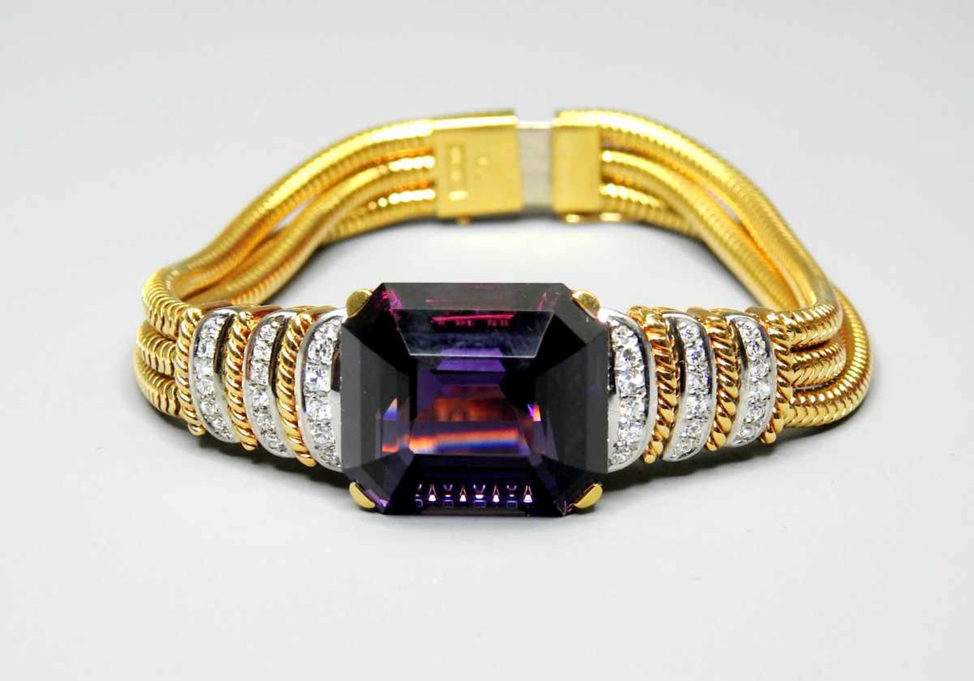 Diamant-Amethyst-Armband18 K. Gelbgold, besetzt mit Diamanten von ca. 0,80 ct. VVSI 1 und einem