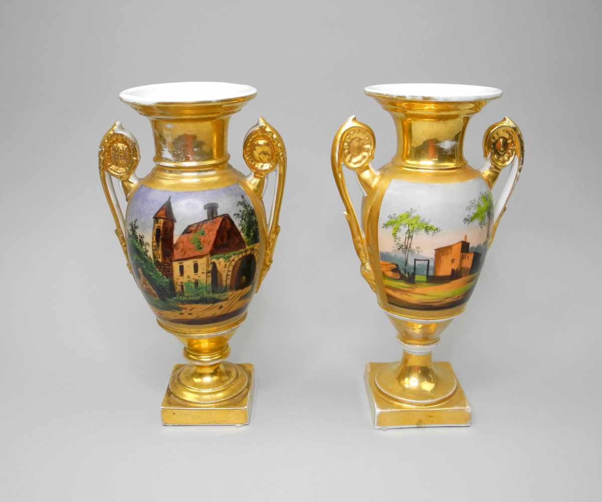 Paar AmphorenvasenPorzellan, ungemarkt. Paar polychrom in Aufglasur und goldfarben bemalte Vasen - Bild 2 aus 4