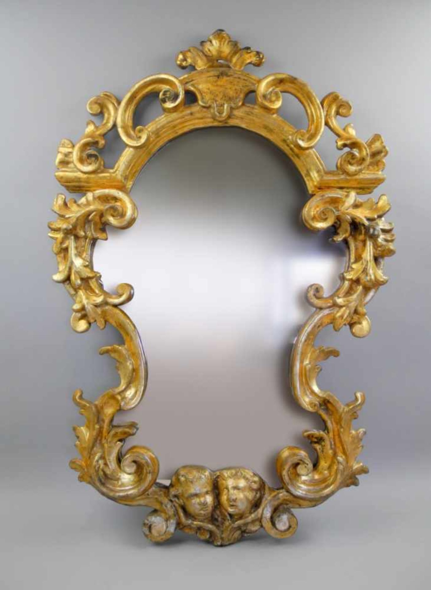 Barocker Spiegel mit PuttiHolz geschnitzt und Gold gefasst. Gute Erhaltung. Italien, 18. Jh. H x B