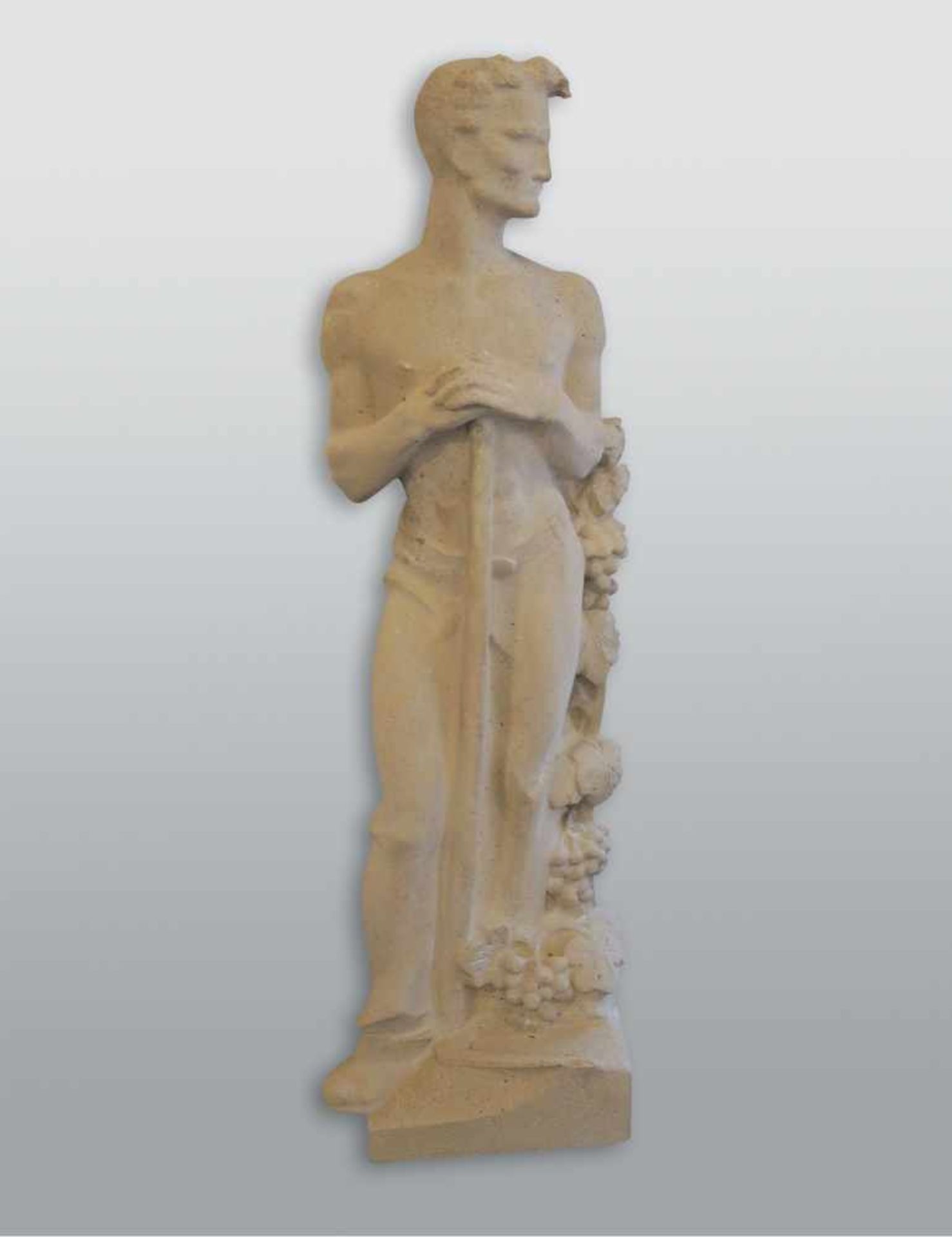 Figur eines jungen WinzersSandstein. Große, kantig gestaltete Skulptur eines Mannes mit Winzer-